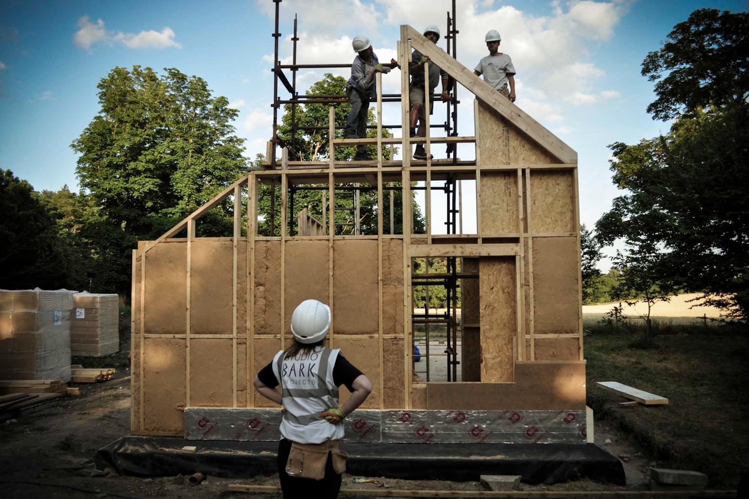 Students building Warren Lodge in the countryside with Studio Bark