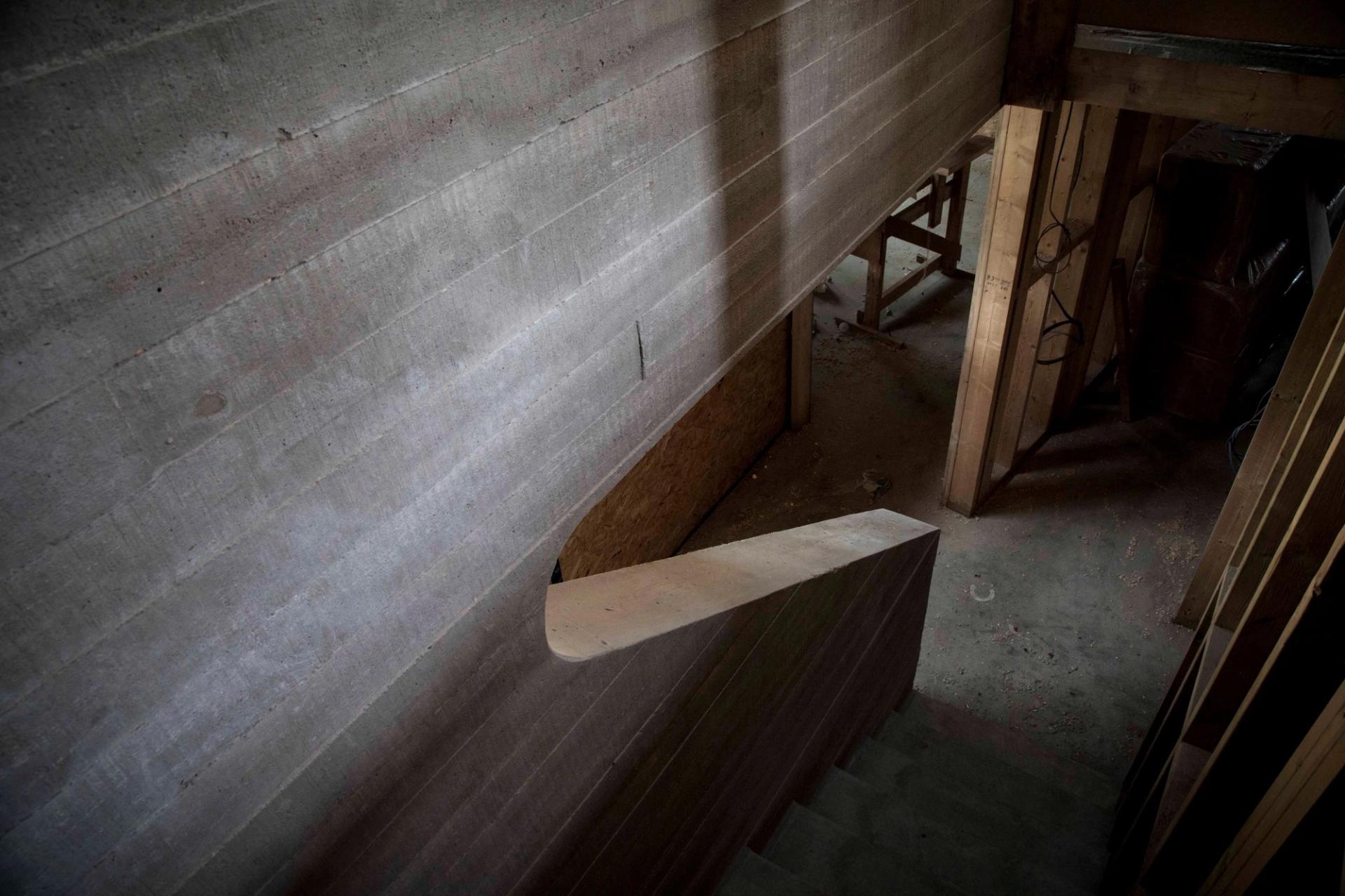Cast concrete stairs in Paragraph 84 home