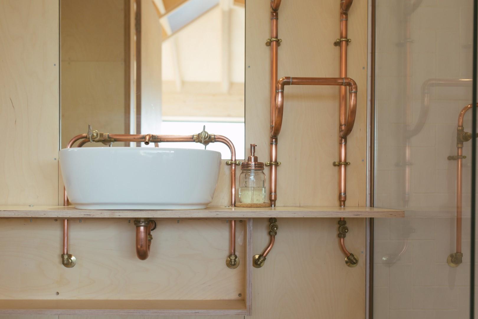 Contemporary bathroom features