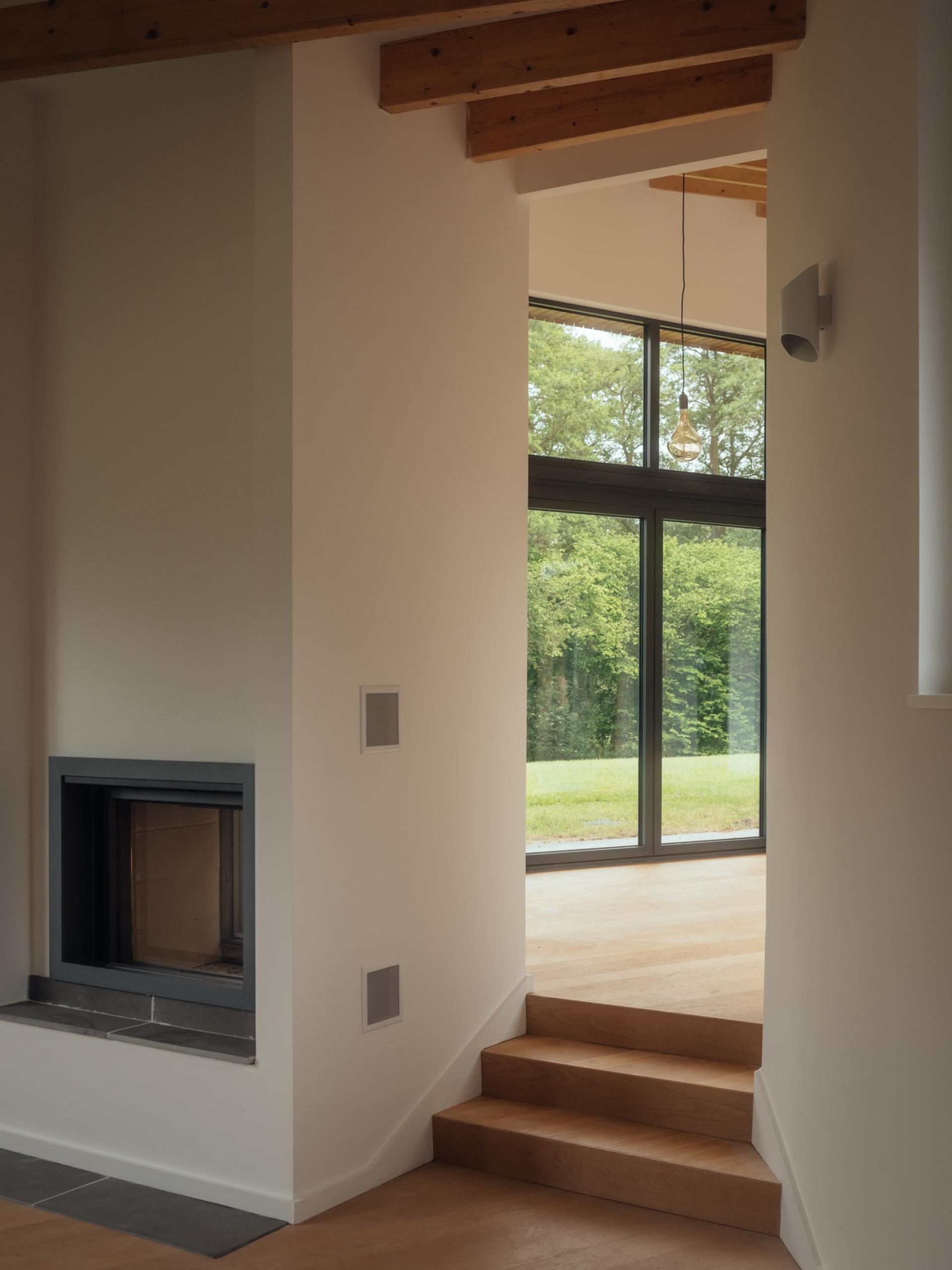 Contemporary living room with exposed beams by Studio Bark