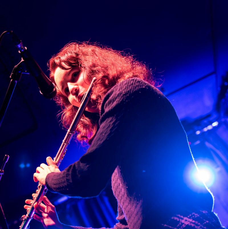 picture from below, jammer playing flute