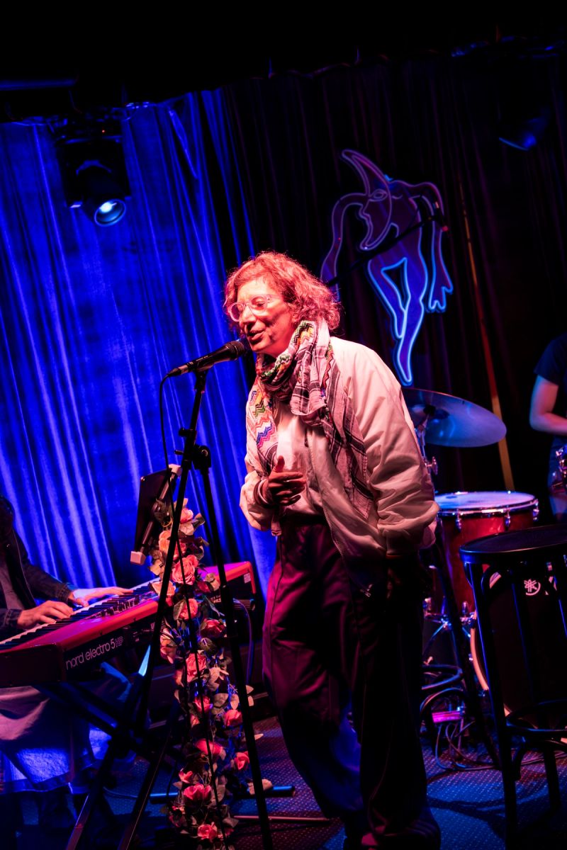 jammer singing with eyes closed