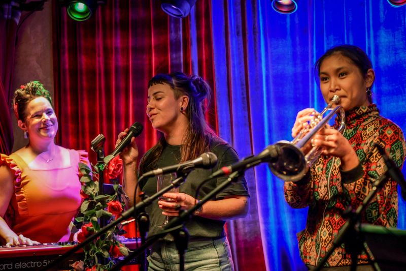 jammer singing. keys player to the left and trumpeter on right