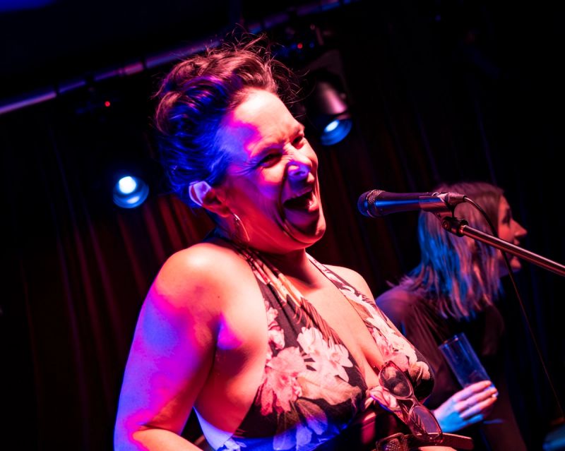 jammer singing, close up