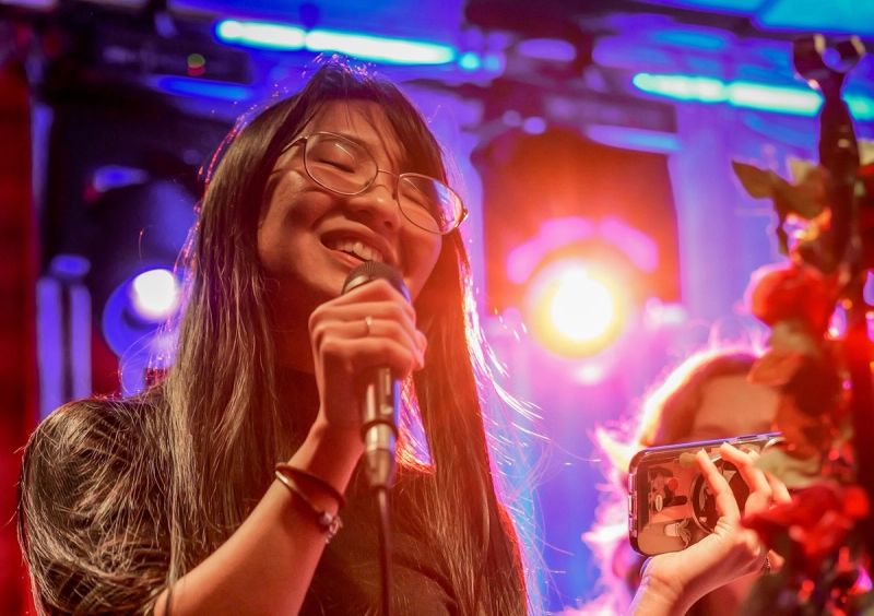 Jammer singing into mic with eyes closed