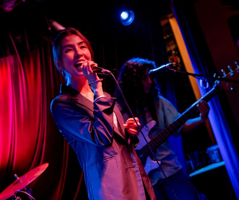 jammer singing, bassist behind
