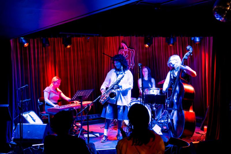 Hinano Fujisaki and band on stage. Hinano with sax, double bass player, keys player, drummer