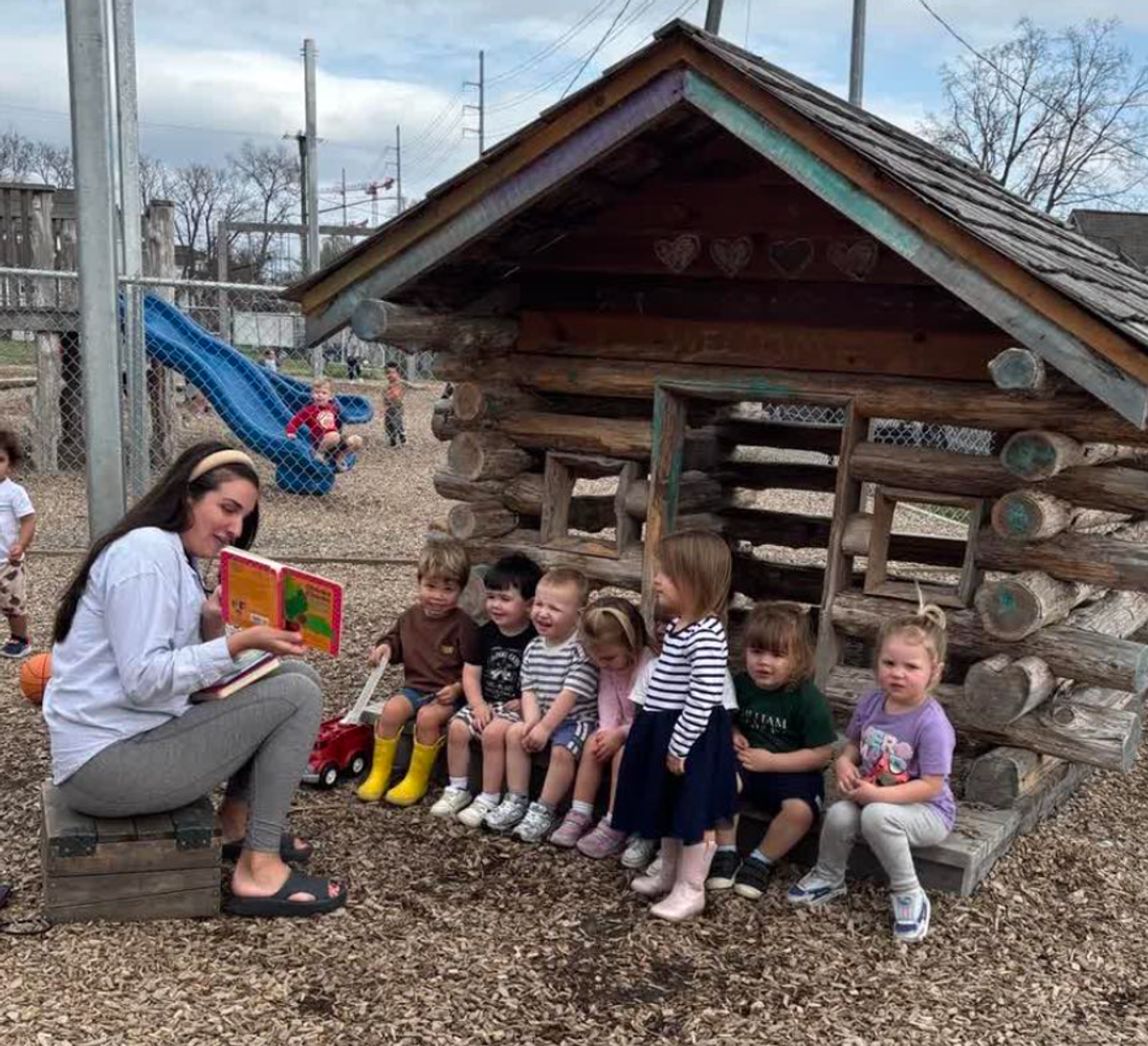 A child's mother reading to children at a Little Wonders Early Learning Center location. (Photo Courtesy of Little Wonders Early Learning Center)