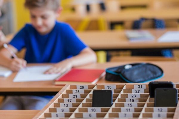 Williamson County Bans Most Student Phone Use at School, Board Members Cite Mental Health and Focus Concerns