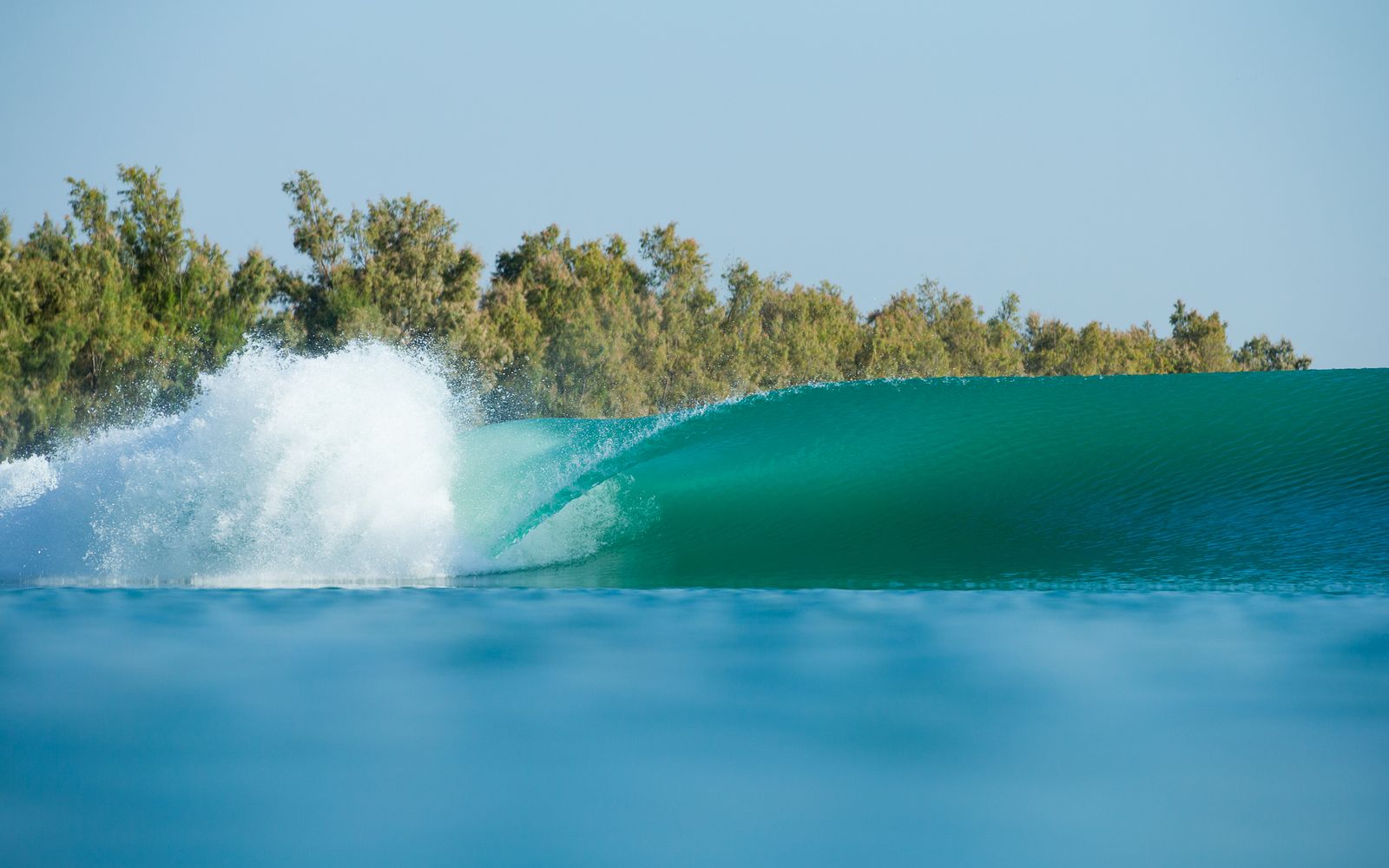 The Kelly Slater Wave Co wave peeling at Surf Ranch in Lemoore, California