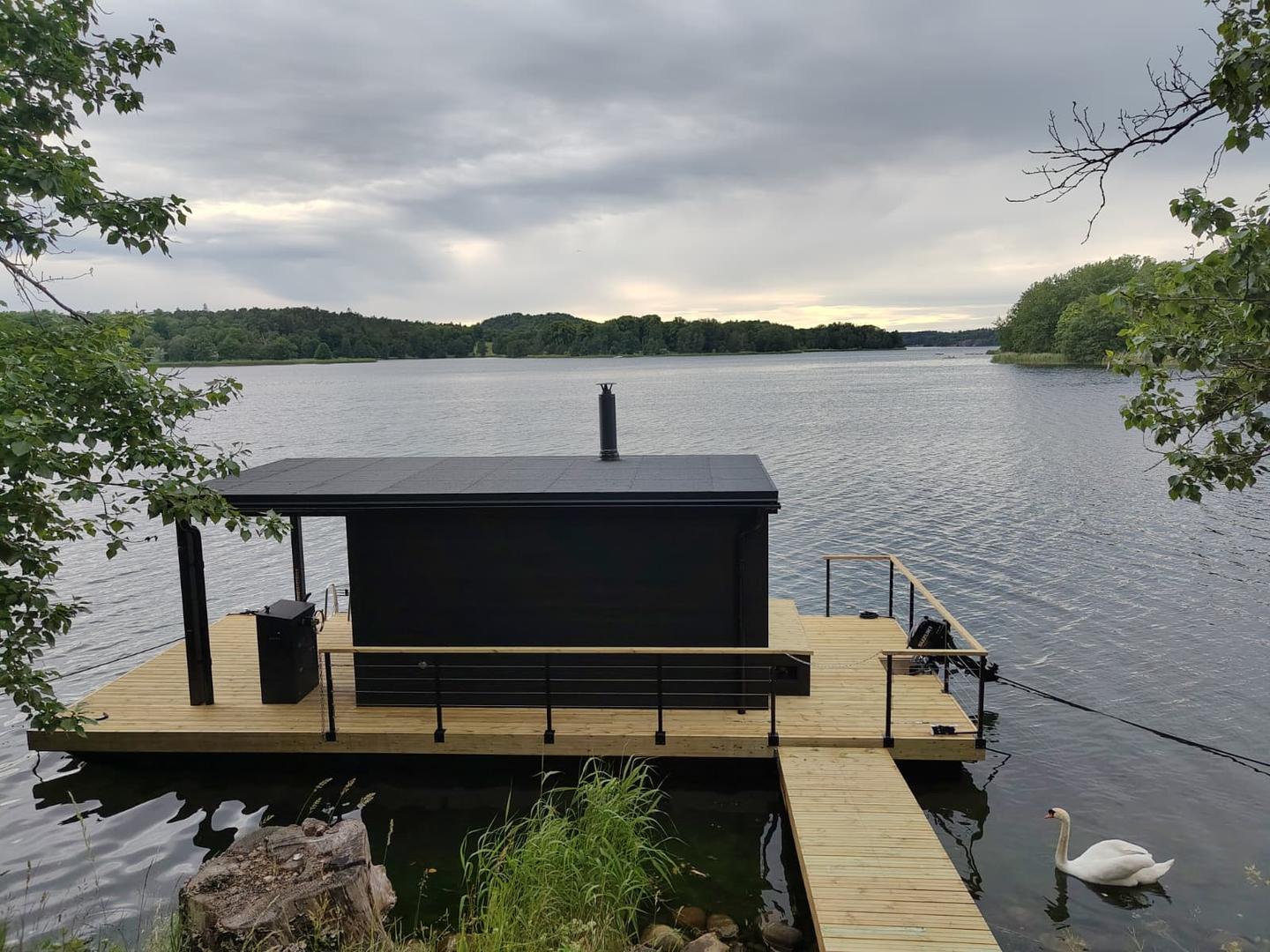 Bastuflotte med utsikt mot hagaparken slott