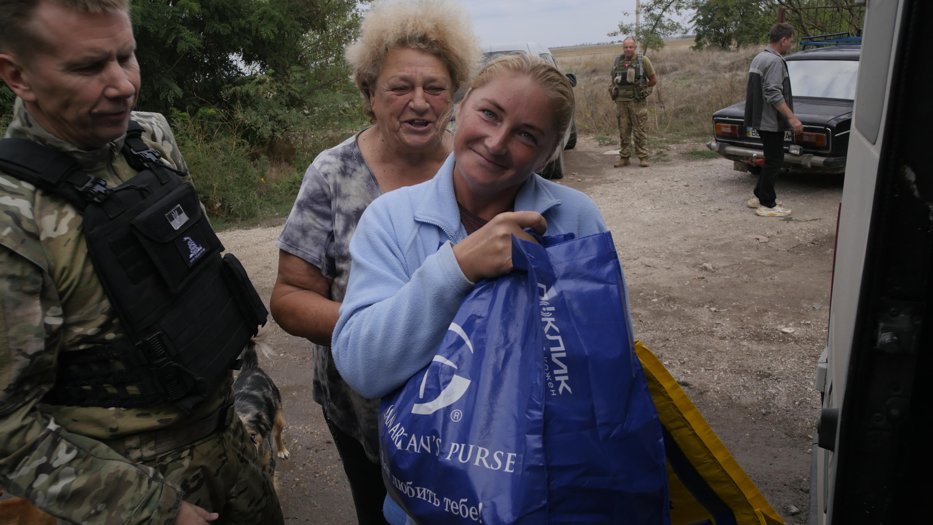Ukrainians Near Frontline Get Food Packages