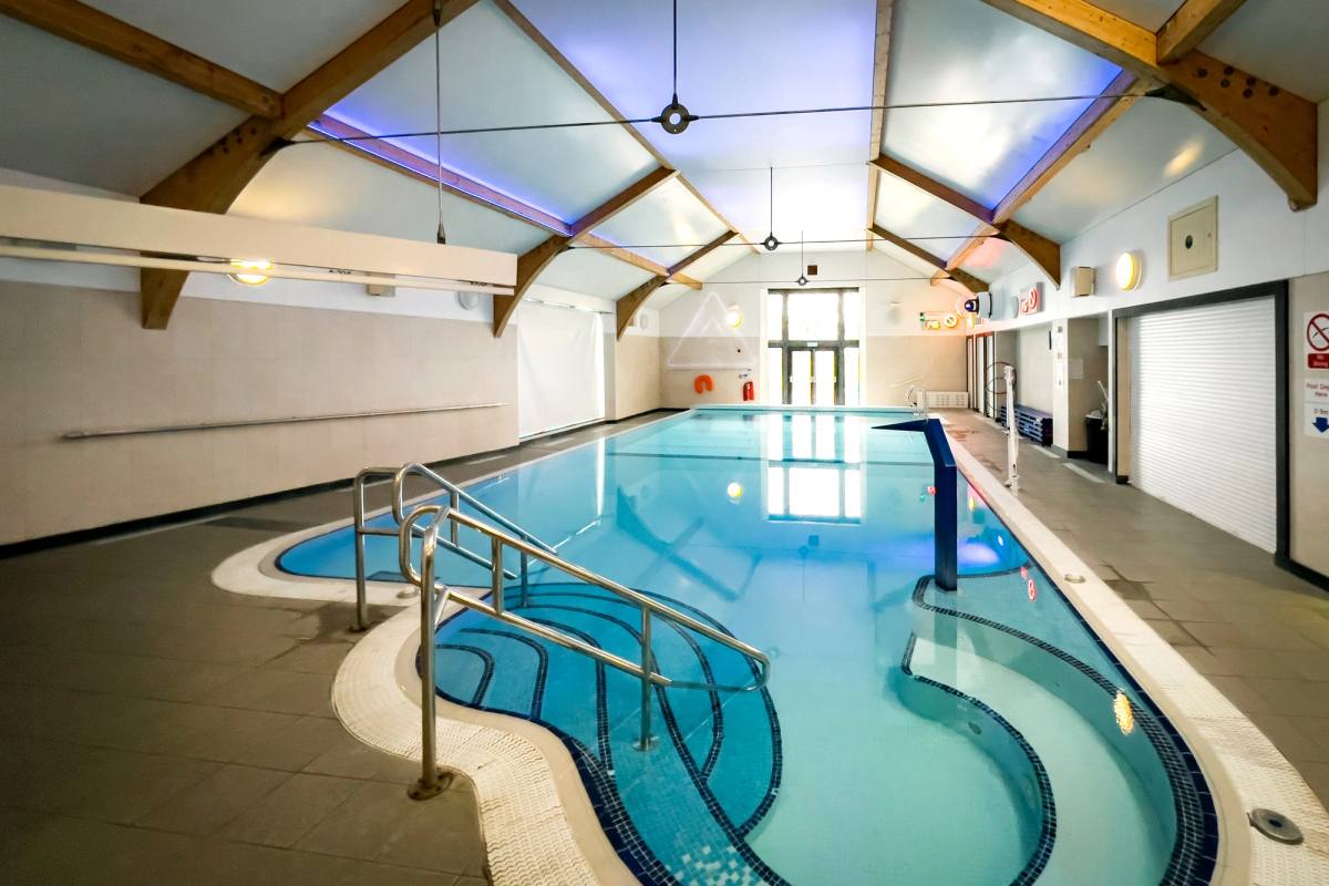 calvert lakes swimming pool