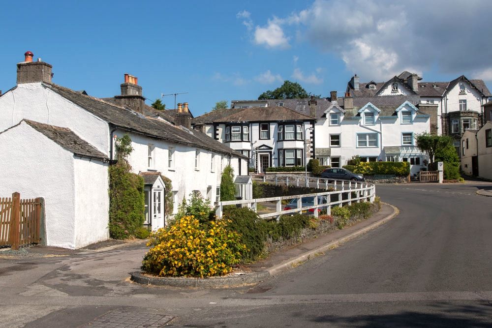 Whitewashed cottages and a hotel along the road through Portinscale