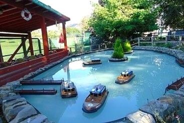 Remote control boats in Hope Park