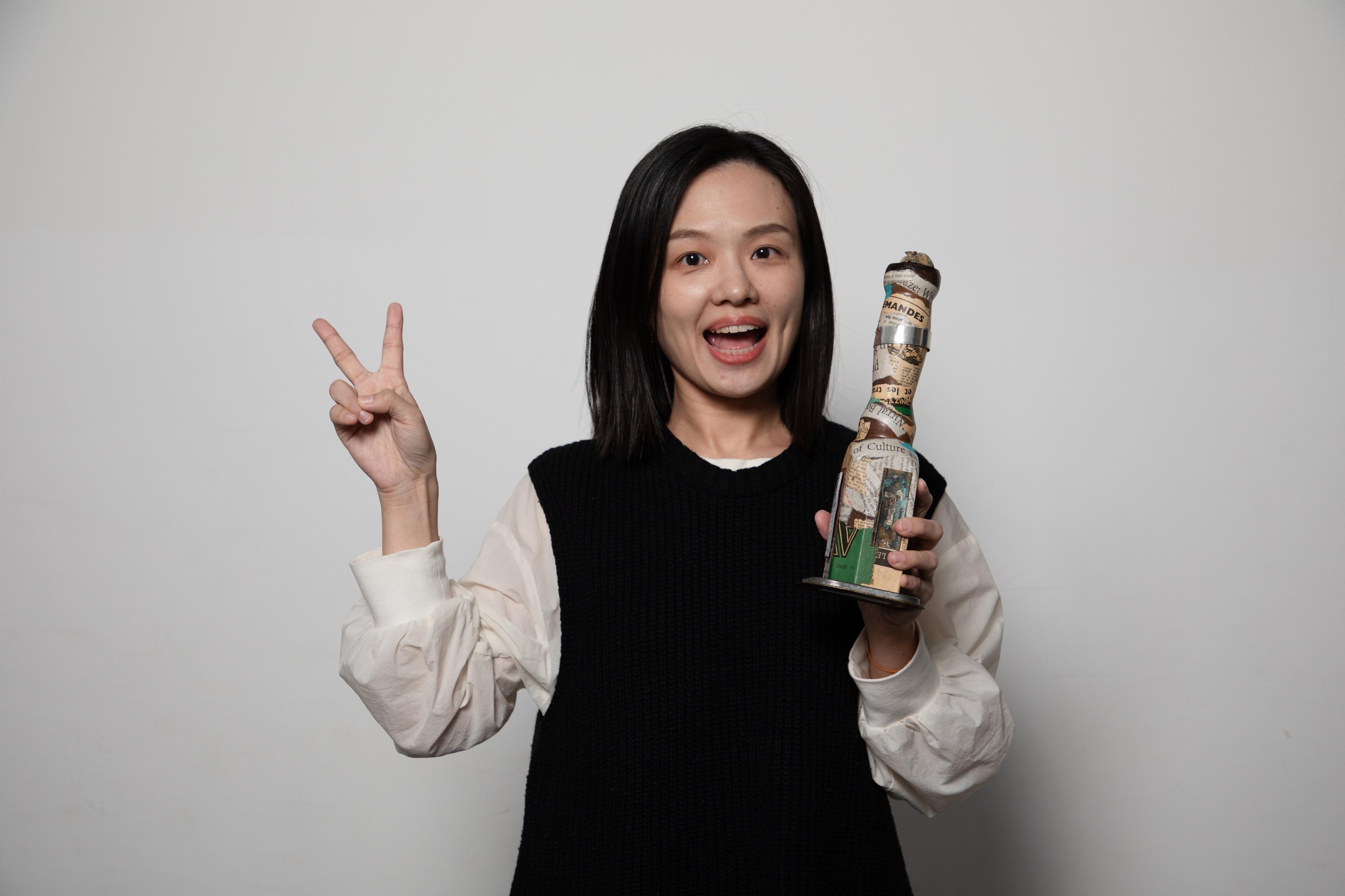 The Big Issue Taiwan’s Yin-Tzu Chen collects the Best Article/Journalism award.
