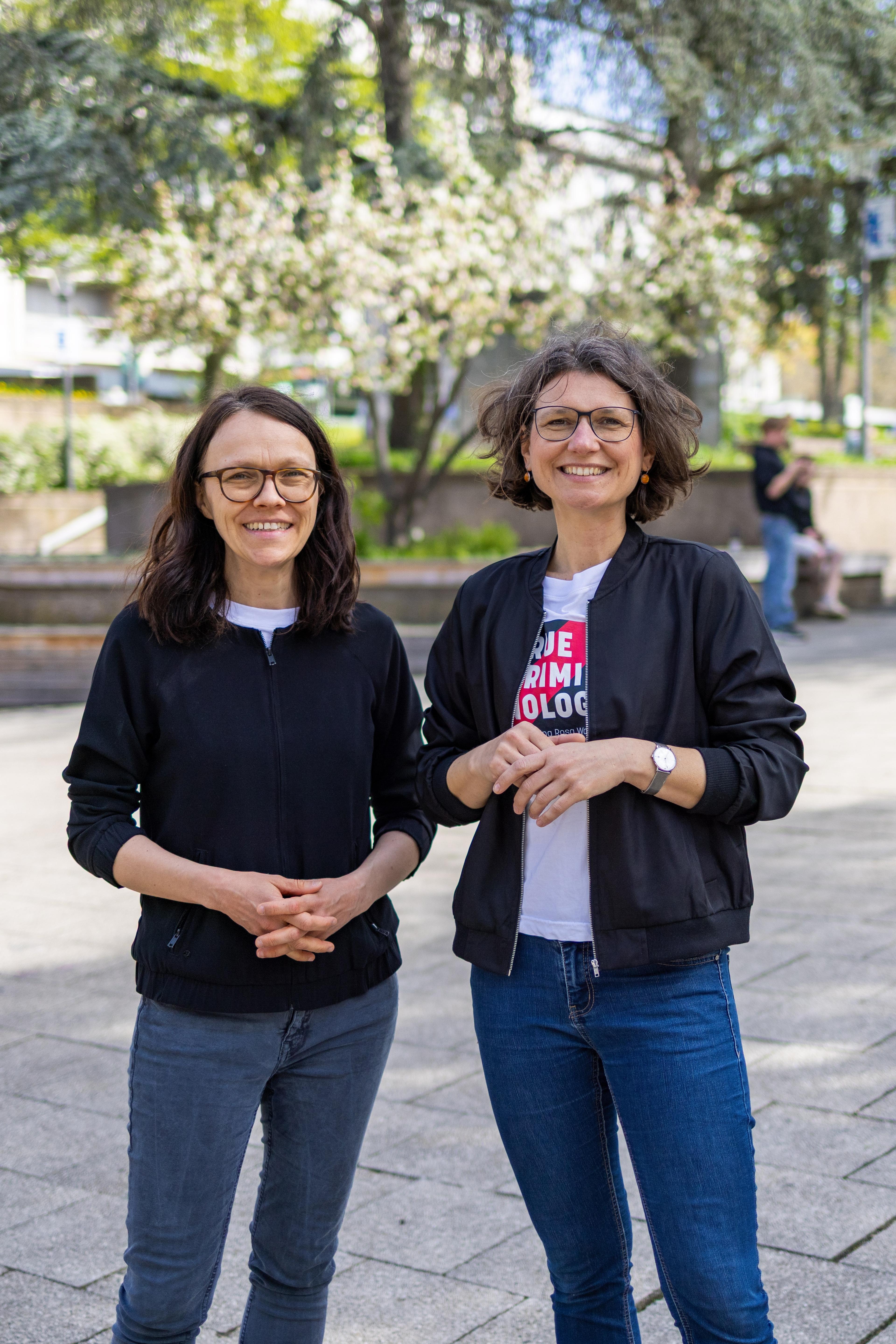 Prof. Dr. Gina Rosa Wollinger (right) and Dr. Nicole Bögelein draw on the widespread interest in crime and enrich the discussion with academic insight. They focus on fundamental questions in criminology.