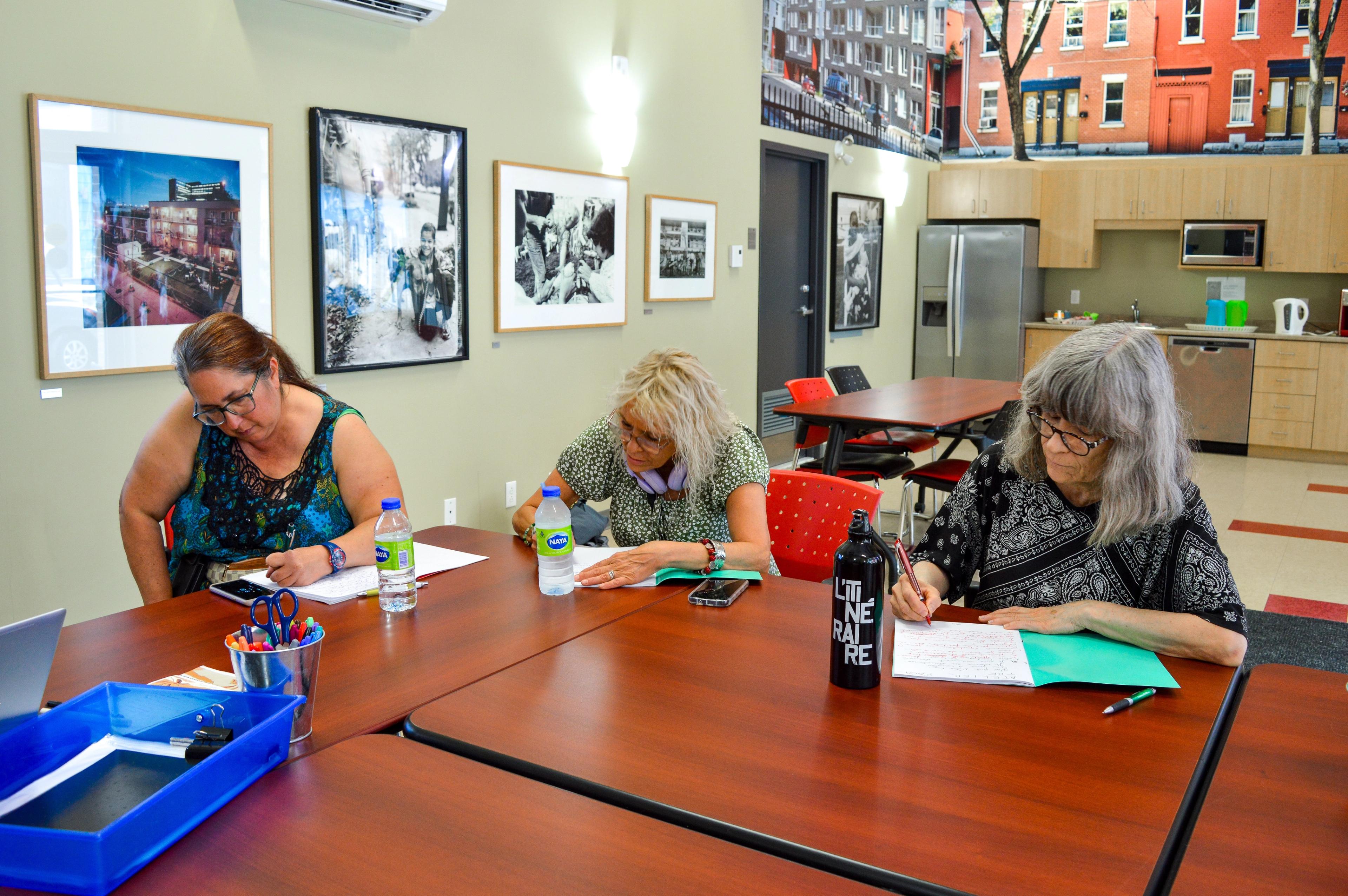 L'Itinéraire writing workshop participants