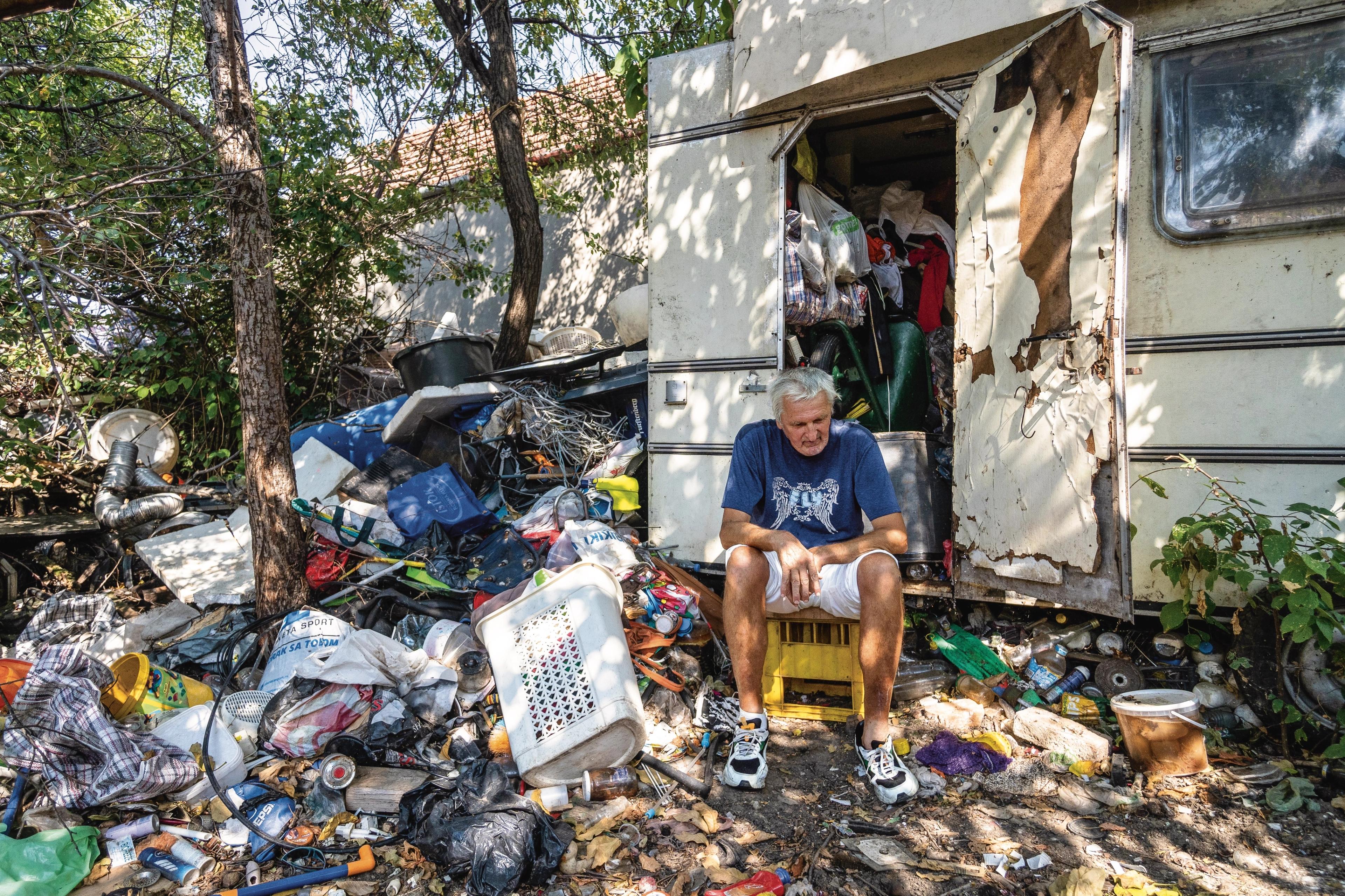 Janosh Turosh became homeless when his house collapsed due to neglect and arson. He used to be considered a good craftsman and an expert in repairing television and audio equipment, but today he lives on social assistance and handouts from his neighbours. Turosh is a hoarder. He lives in a caravan next to the ruins of his house. Both are crammed to the rafters with miscellany and rubbish. In the summer months, Turosh sleeps outdoors. Due to the extreme cold last winter, he lost parts of his right foot. Since then, he has been dependent on support from Most.