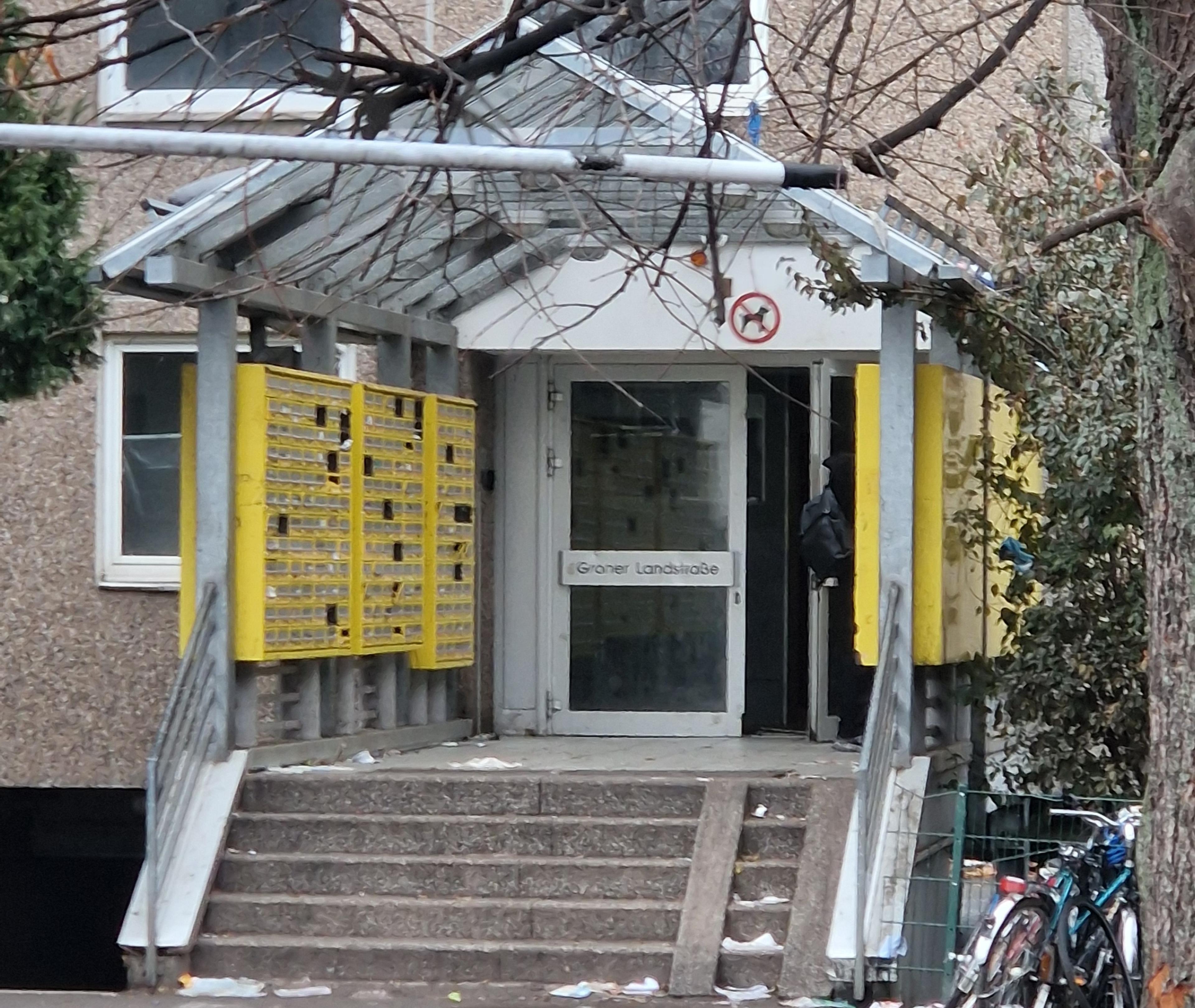 The entrance to Groner Landstraße 9, 9a and 9b in Göttingen