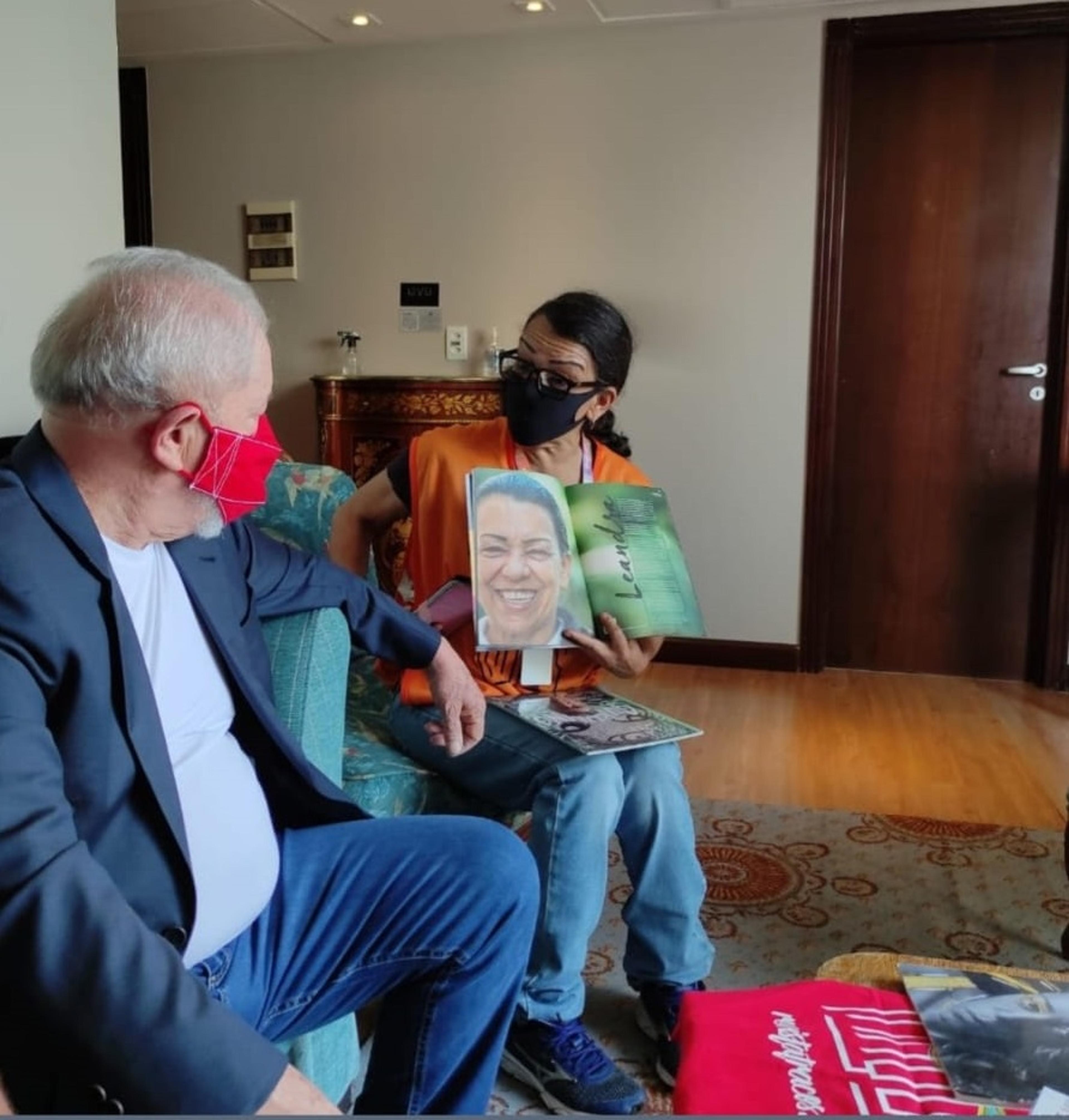 Street paper vendor Leandra meets Brazilian president Lula