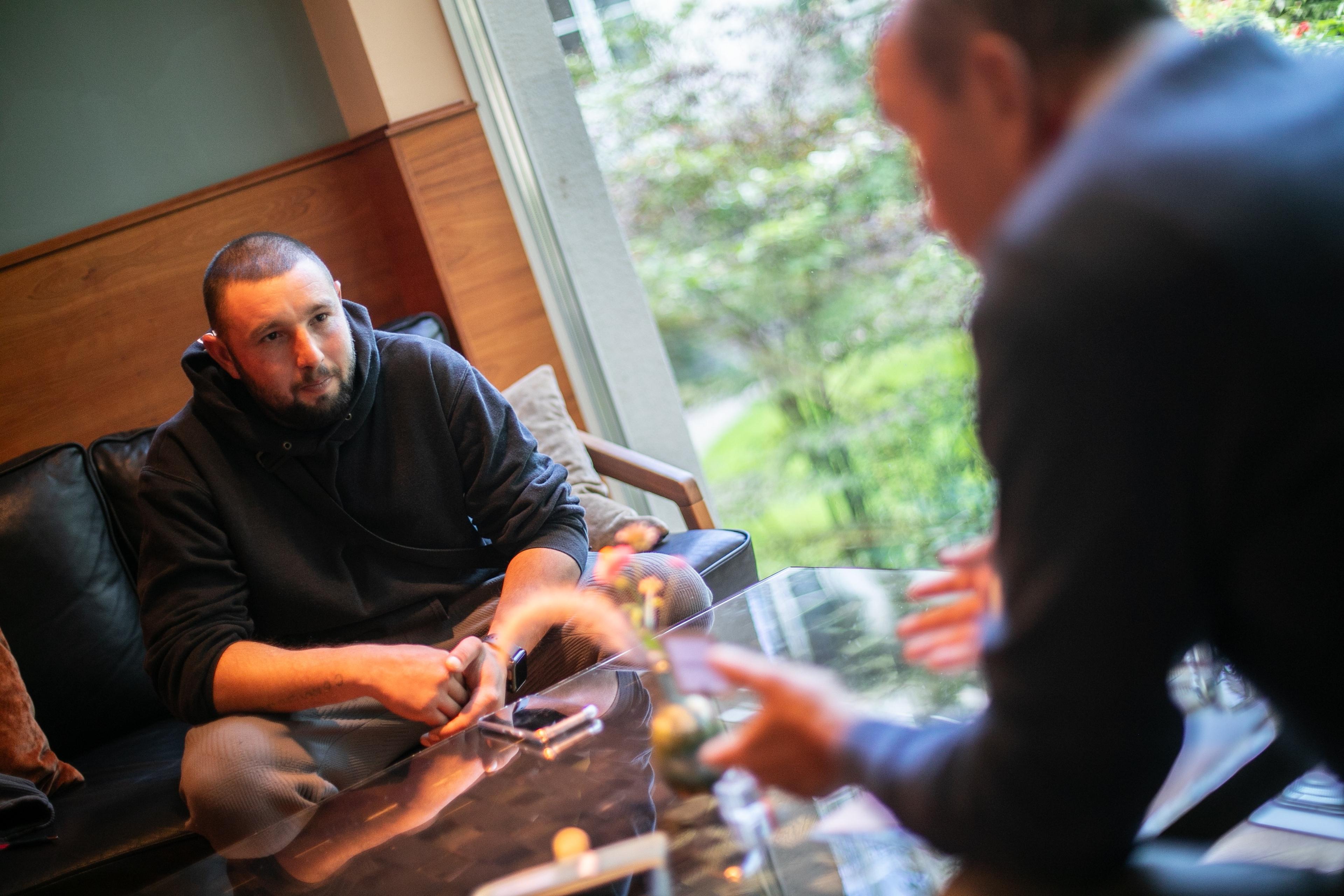 Apropos vendor Bobi in conversation with journalist Klaus Papula