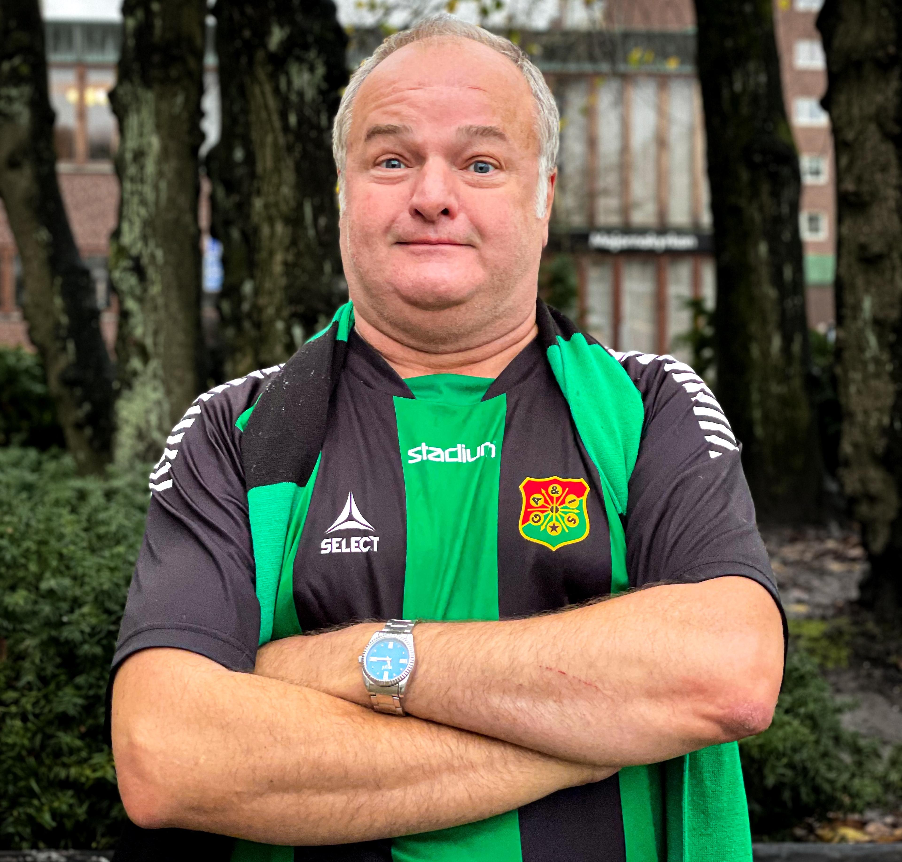 Faktum vendor Ulf in his Gais football kit