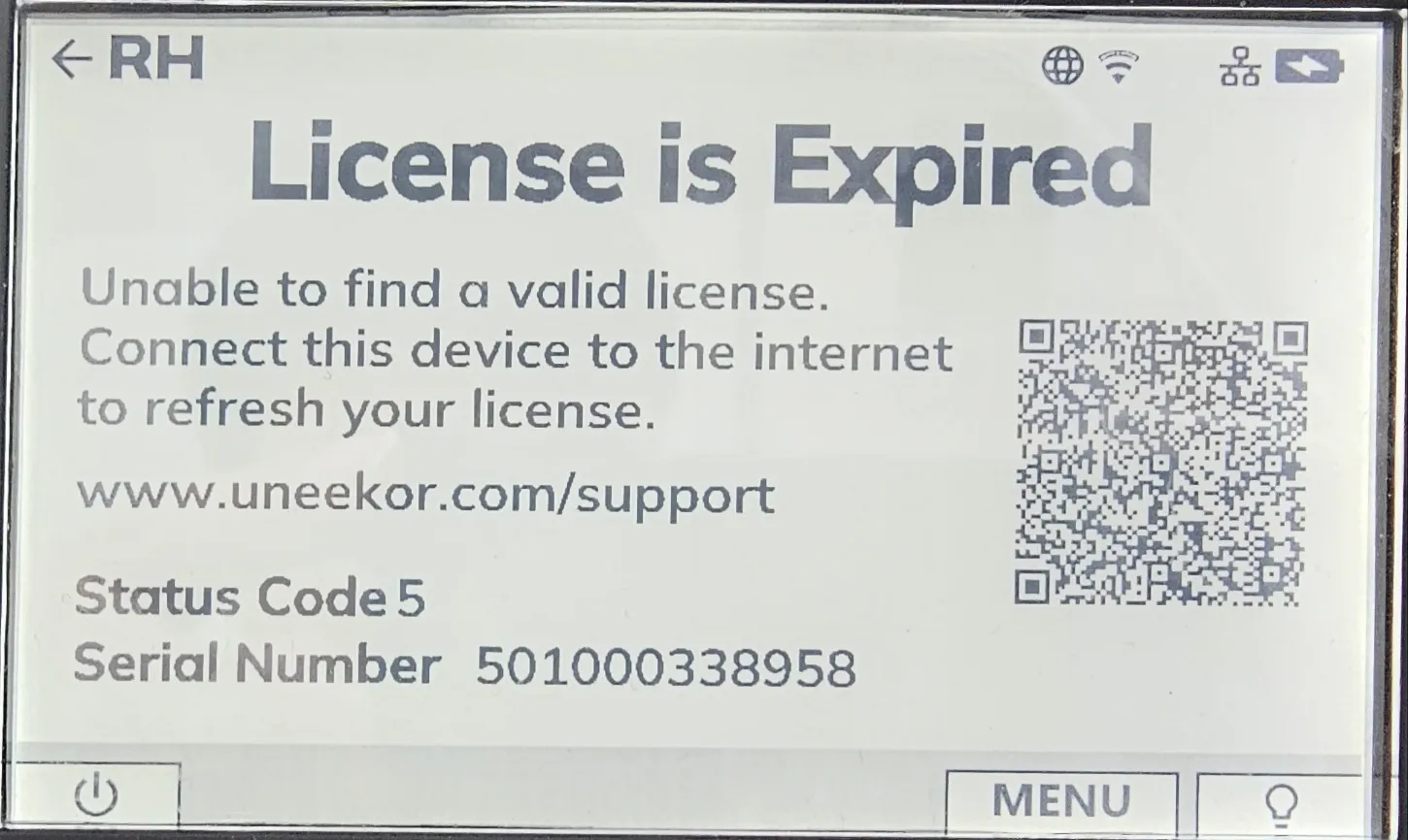 Screen displaying an "License is Expired" error message with instructions to refresh the license online, a QR code, status code, and serial number.