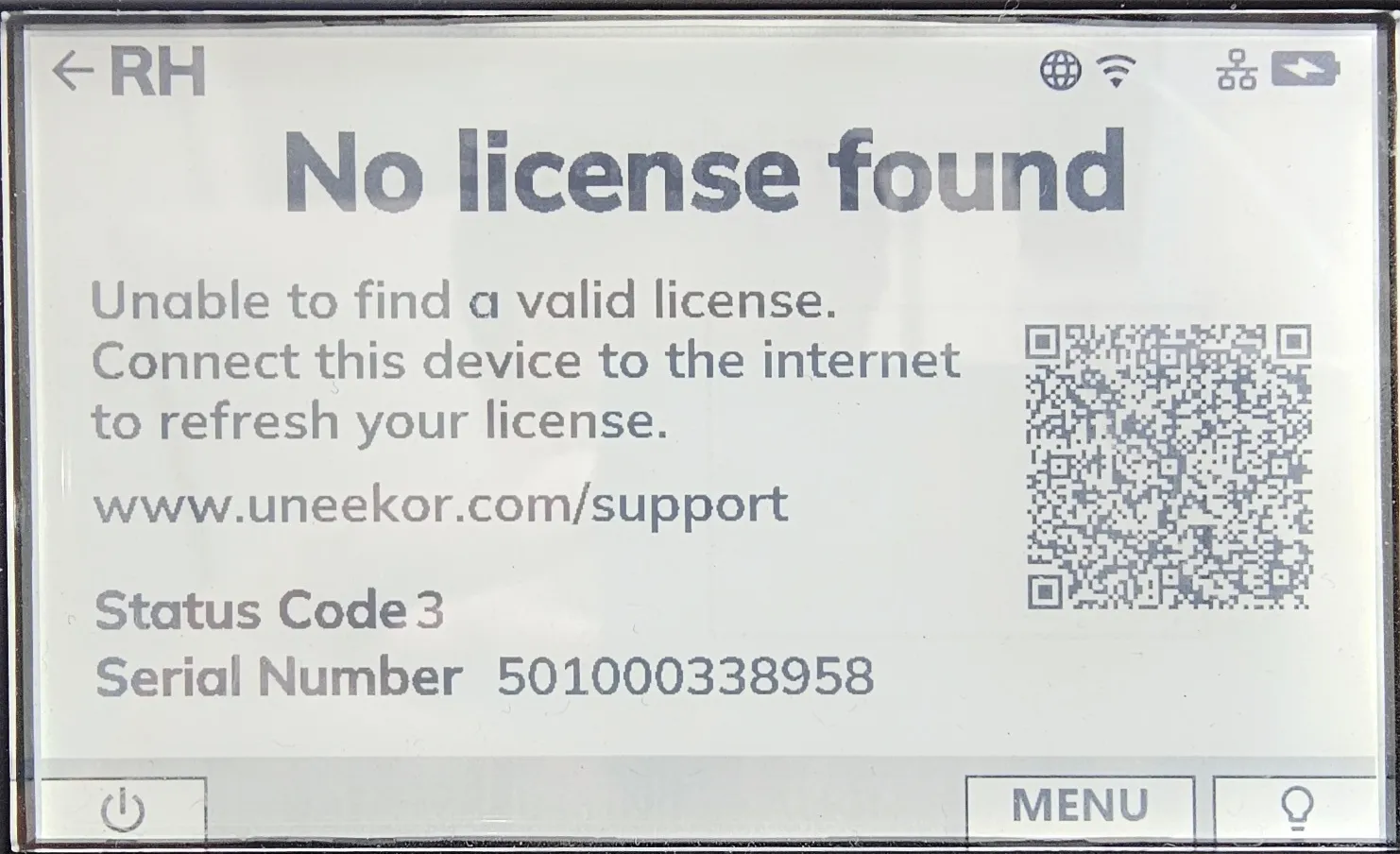 Device screen displaying a "No license found" error with instructions to connect to the internet, a support URL, Status Code 3, Serial Number 501000338958, and a QR code.