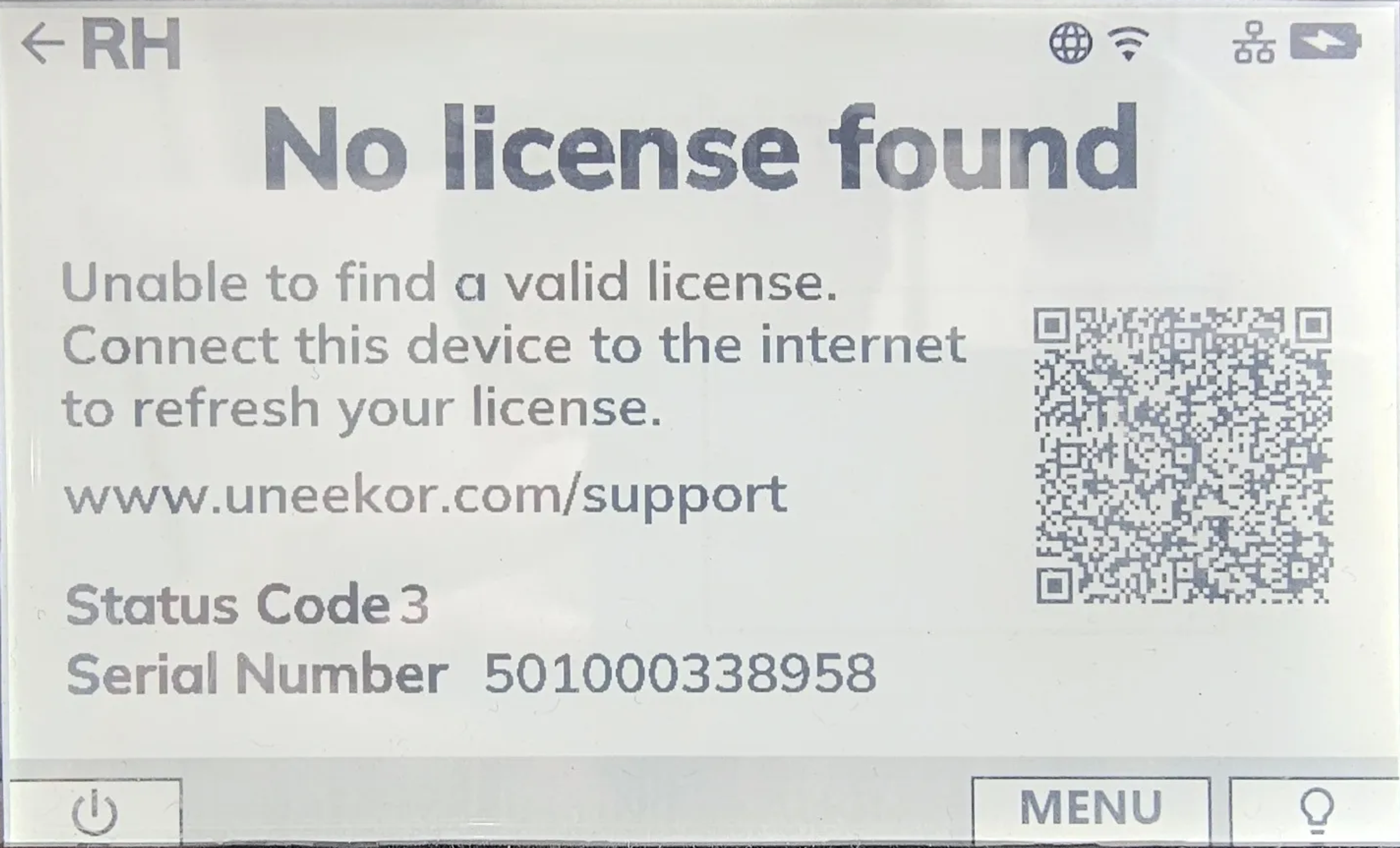 Device screen displaying a "No license found" error with instructions to connect to the internet, a support URL, Status Code 3, Serial Number 501000338958, and a QR code.