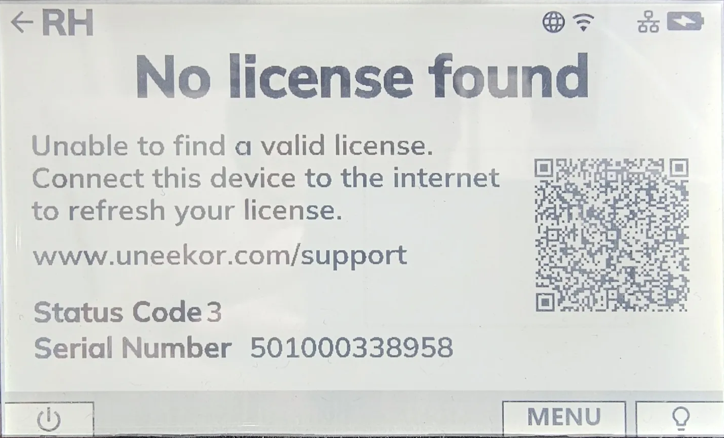 Device screen displaying a "No license found" error with instructions to connect to the internet, a support URL, Status Code 3, Serial Number 501000338958, and a QR code.