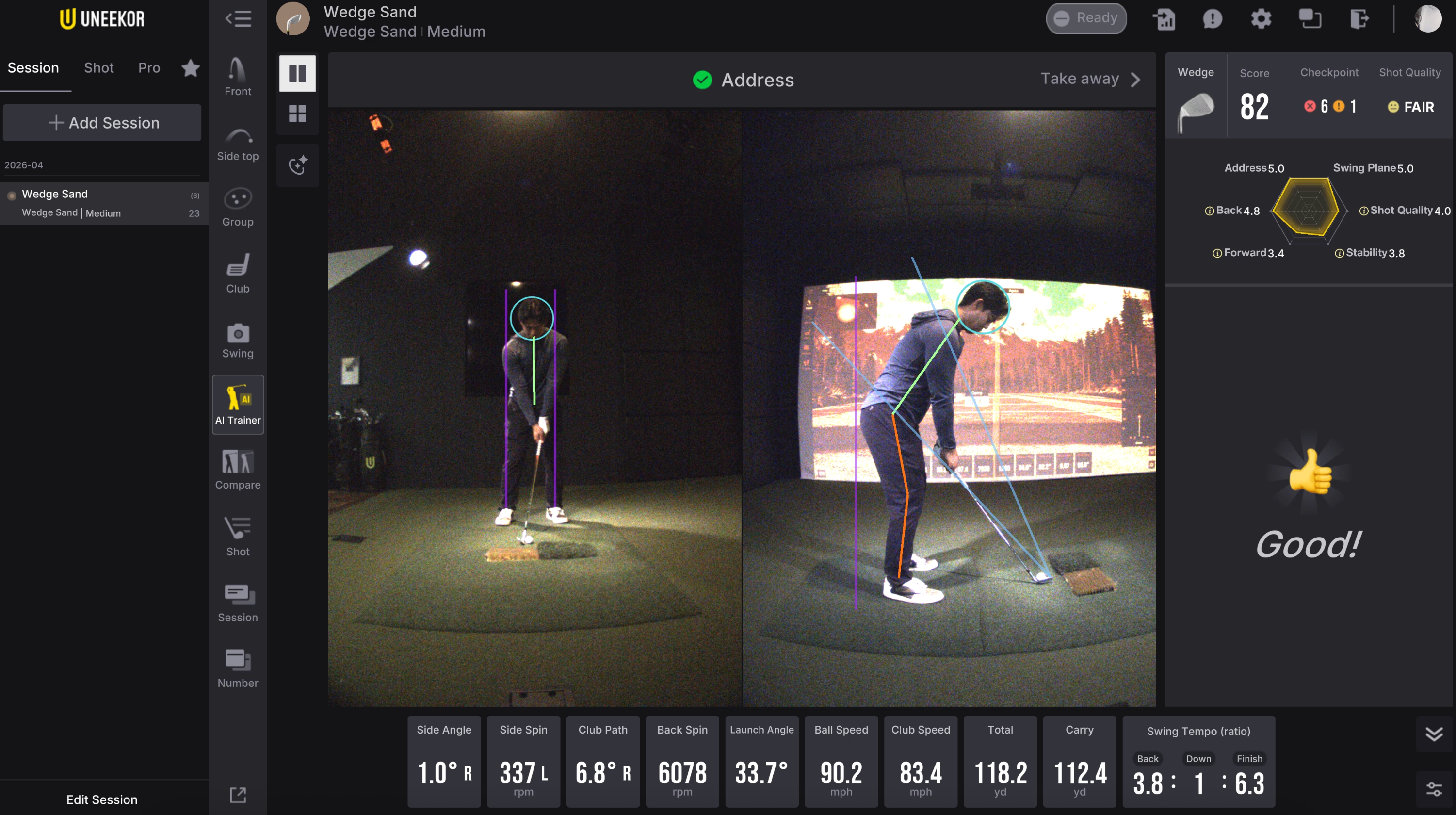 Die Benutzeroberfläche eines Golfsimulators zeigt einen Golfer in Vorder- und Seitenansicht mit KI-gestützten Haltungslinien, einen projizierten Golfplatz, einen Punktestand von 82, „Gut!“ sowie detaillierte Daten zum Golfschwung und Schlag.