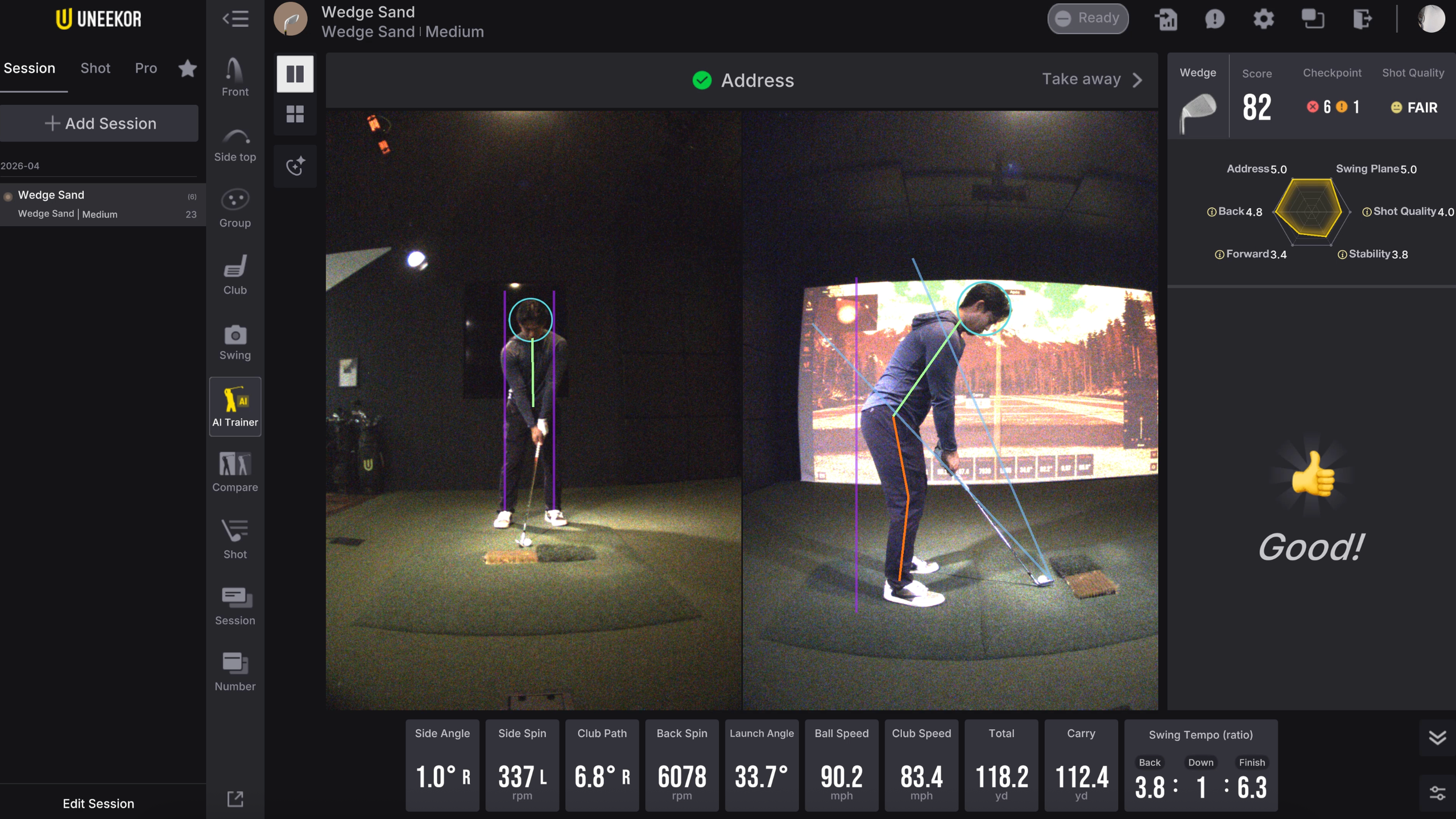 Die Benutzeroberfläche eines Golfsimulators zeigt einen Golfer in Vorder- und Seitenansicht mit KI-gestützten Haltungslinien, einen projizierten Golfplatz, einen Punktestand von 82, „Gut!“ sowie detaillierte Daten zum Golfschwung und Schlag.