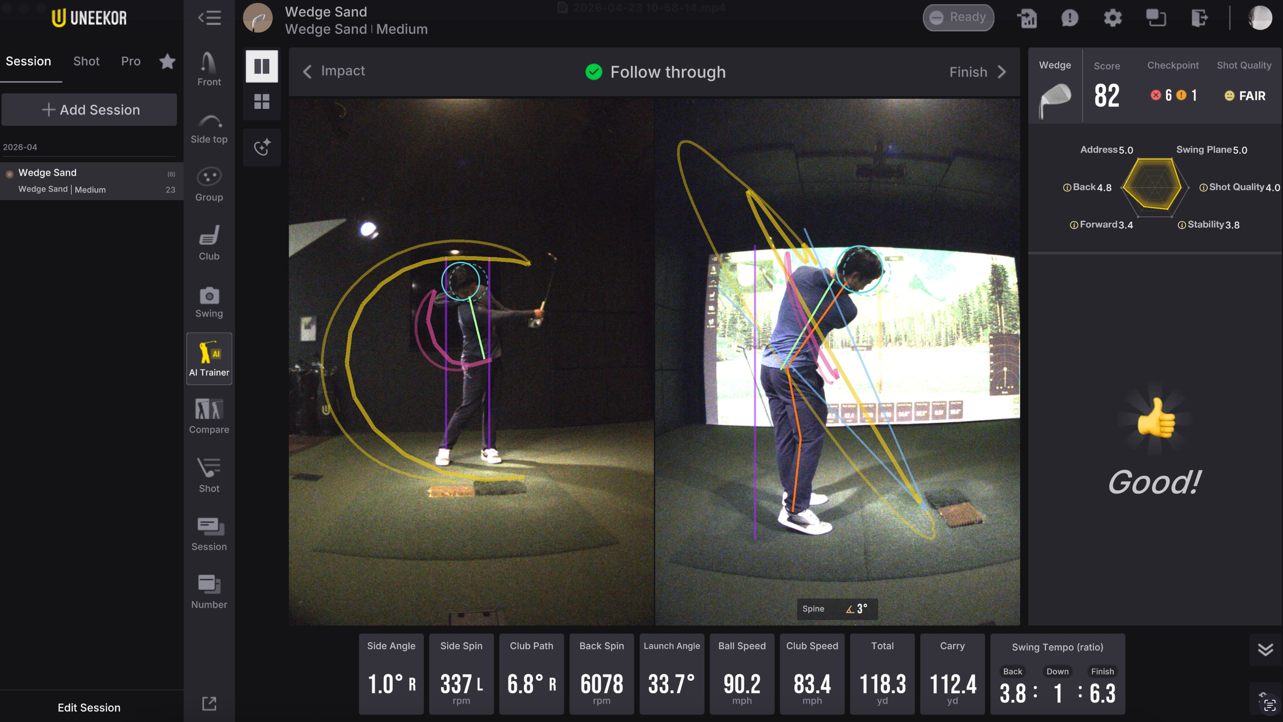 Benutzeroberfläche eines Golfsimulators mit zwei kommentierten Videoaufnahmen eines Golfschwungs, Leistungskennzahlen und der Bewertung „Gut!“.