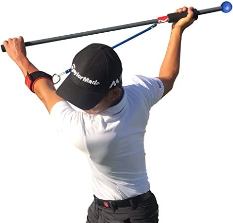 Golfer, der eine Schwungtrainingshilfe mit einer Stange und einem an seinem Arm befestigten Widerstandsband verwendet.