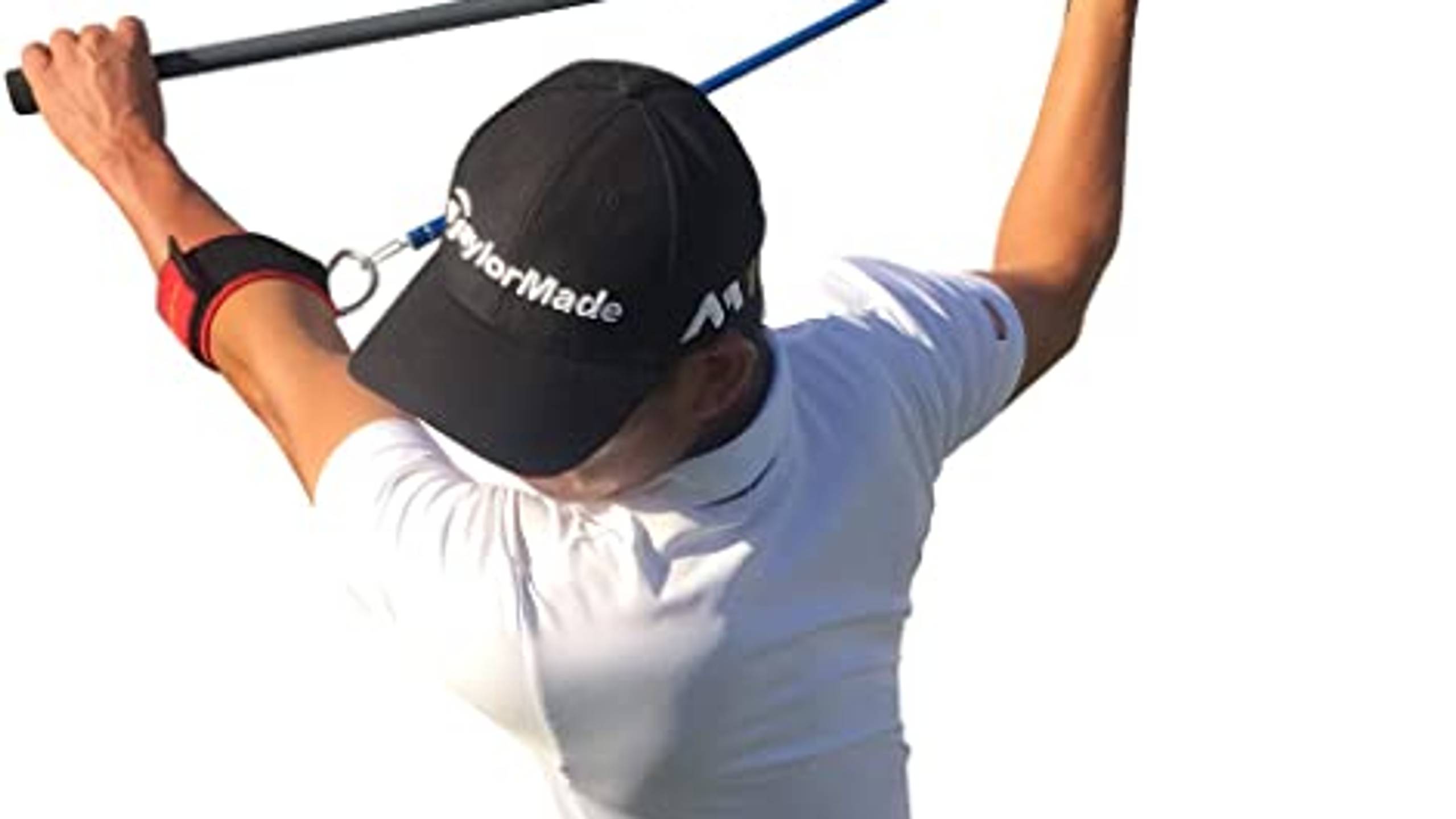 Golfer, der eine Schwungtrainingshilfe mit einer Stange und einem an seinem Arm befestigten Widerstandsband verwendet.