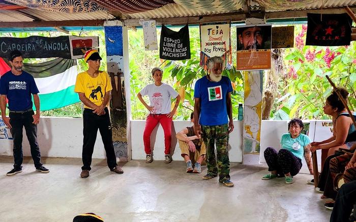 Mestre Cobra Mansa teaching