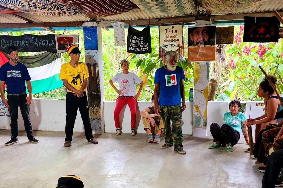 Mestre Cobra Mansa teaching