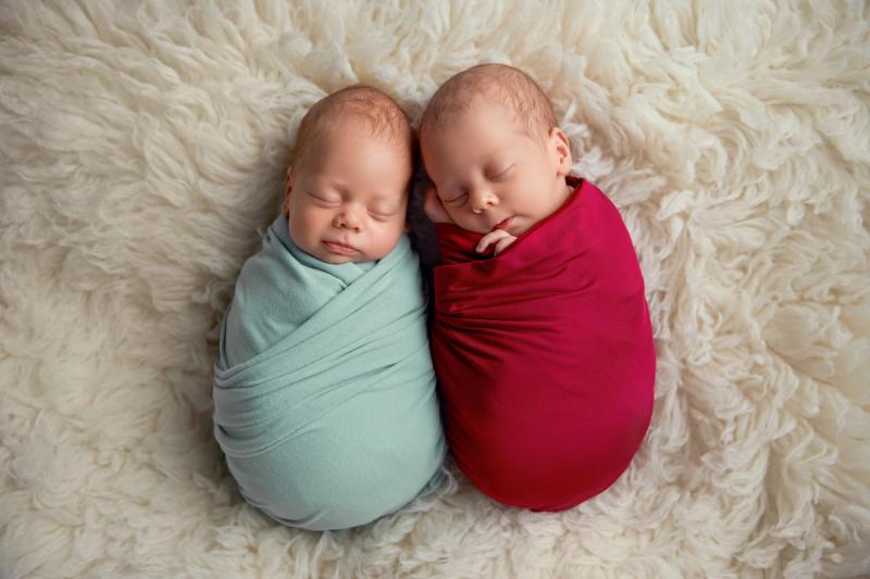Miminko dvojčata v červeném a zeleném wrapu, studio Praha.