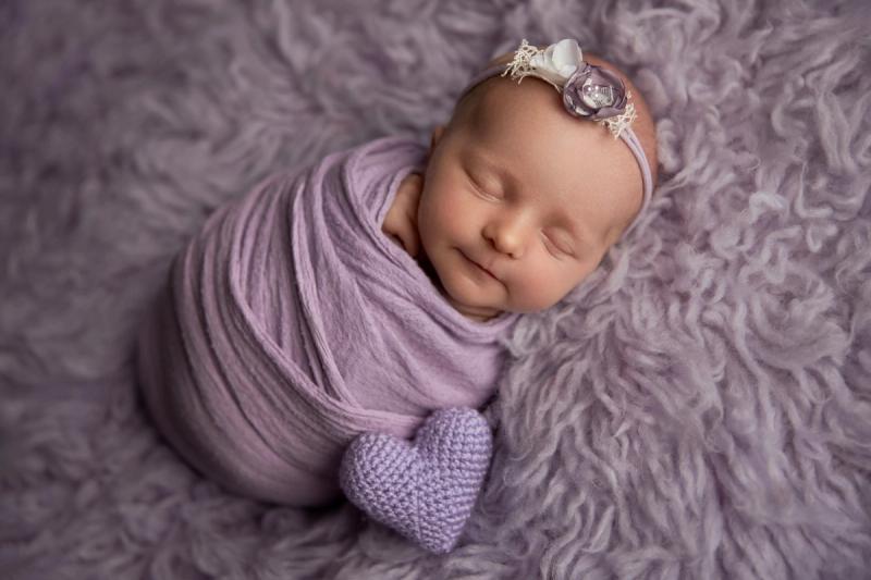 Miminko holčička ve fialovém wrapu s kožešinou a fialovým srdíčkem.