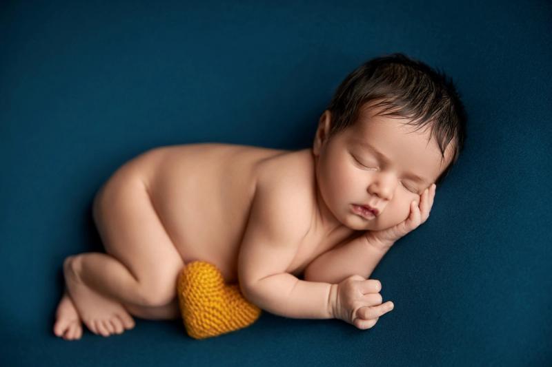 Miminko na modrém pozadí ve zlatém wrapu, studio Praha.