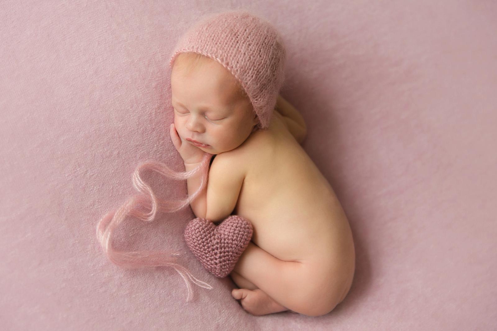 Newborn focení - pozadí, miminko s růžovým srdíčkem