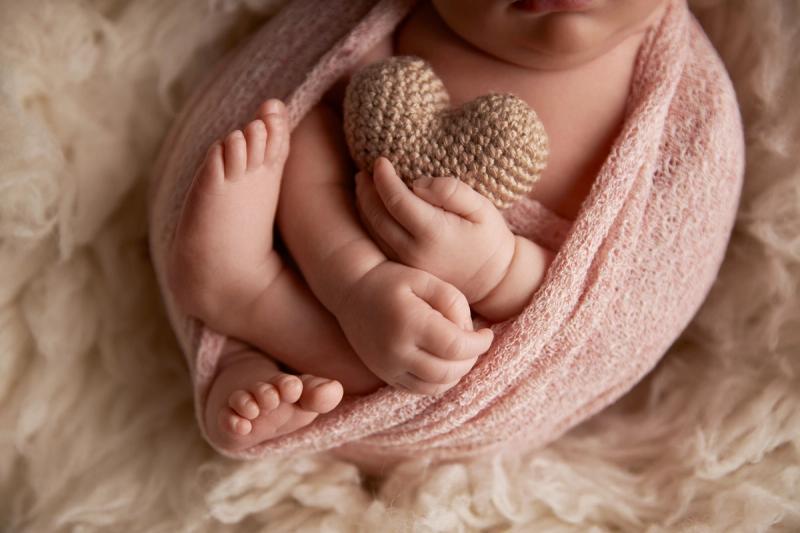 Detail ručičky a nožičky v růžovém wrapu se srdíčkem.