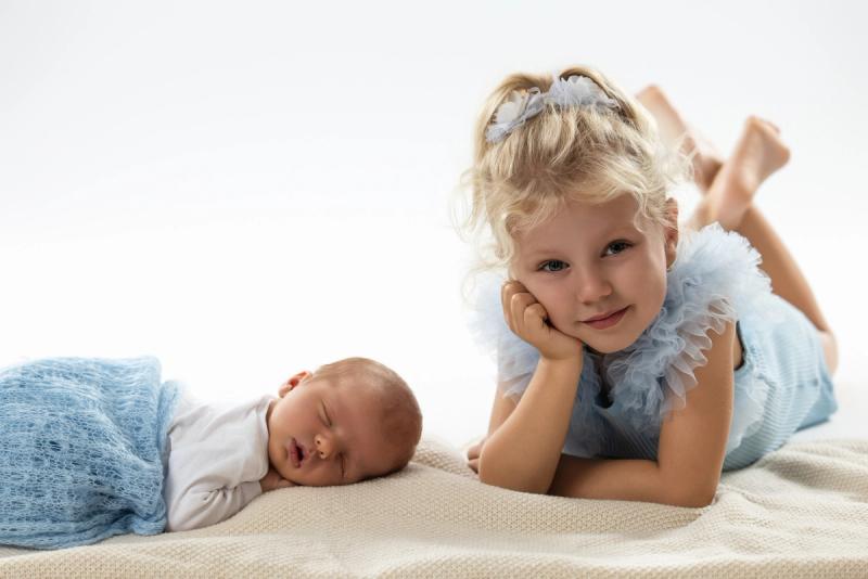 Sourozenecké foto holčička s novorozencem v modrém oblečení, Praha.