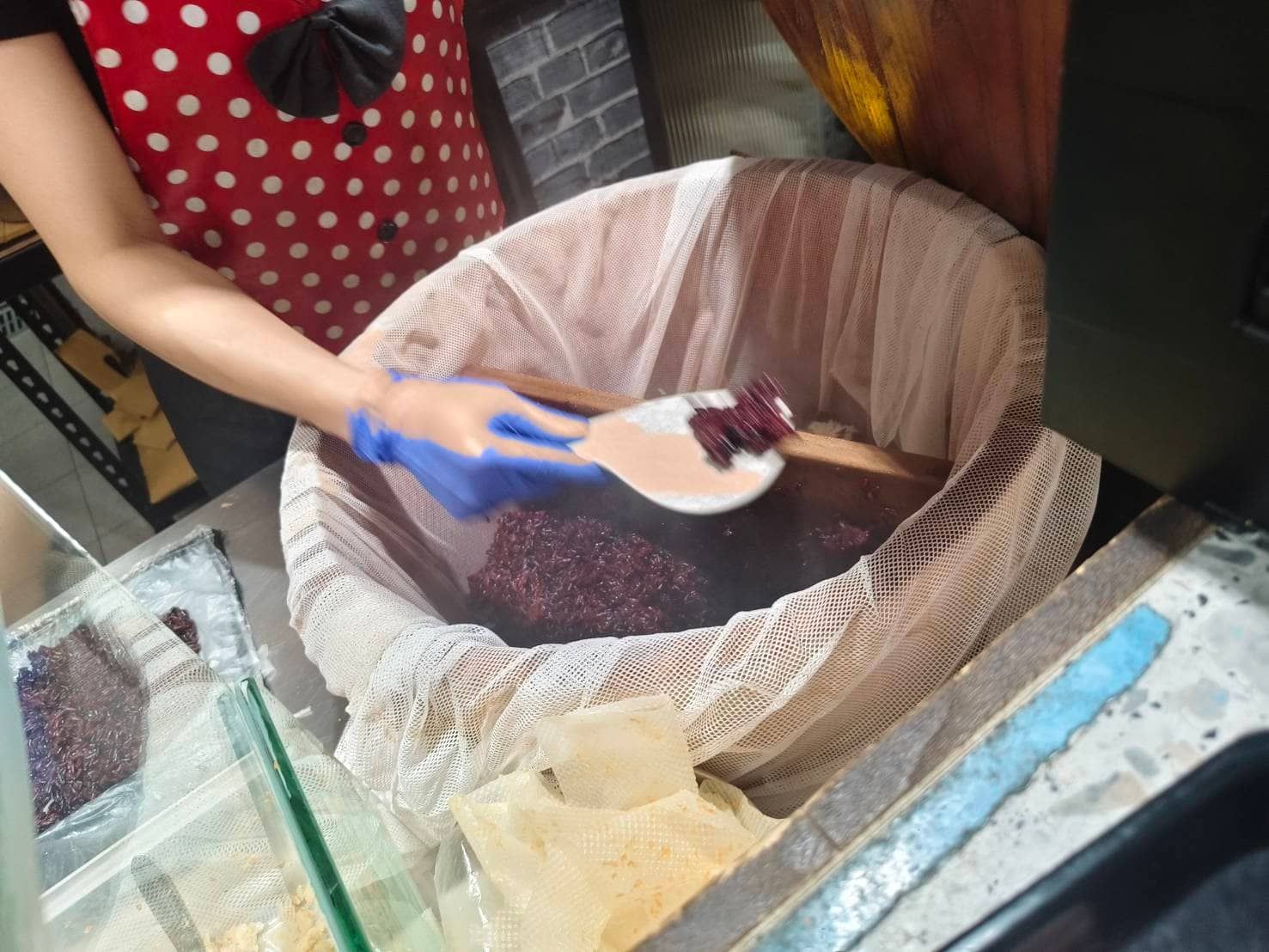 風雨後還是要排隊的劉媽媽飯糰