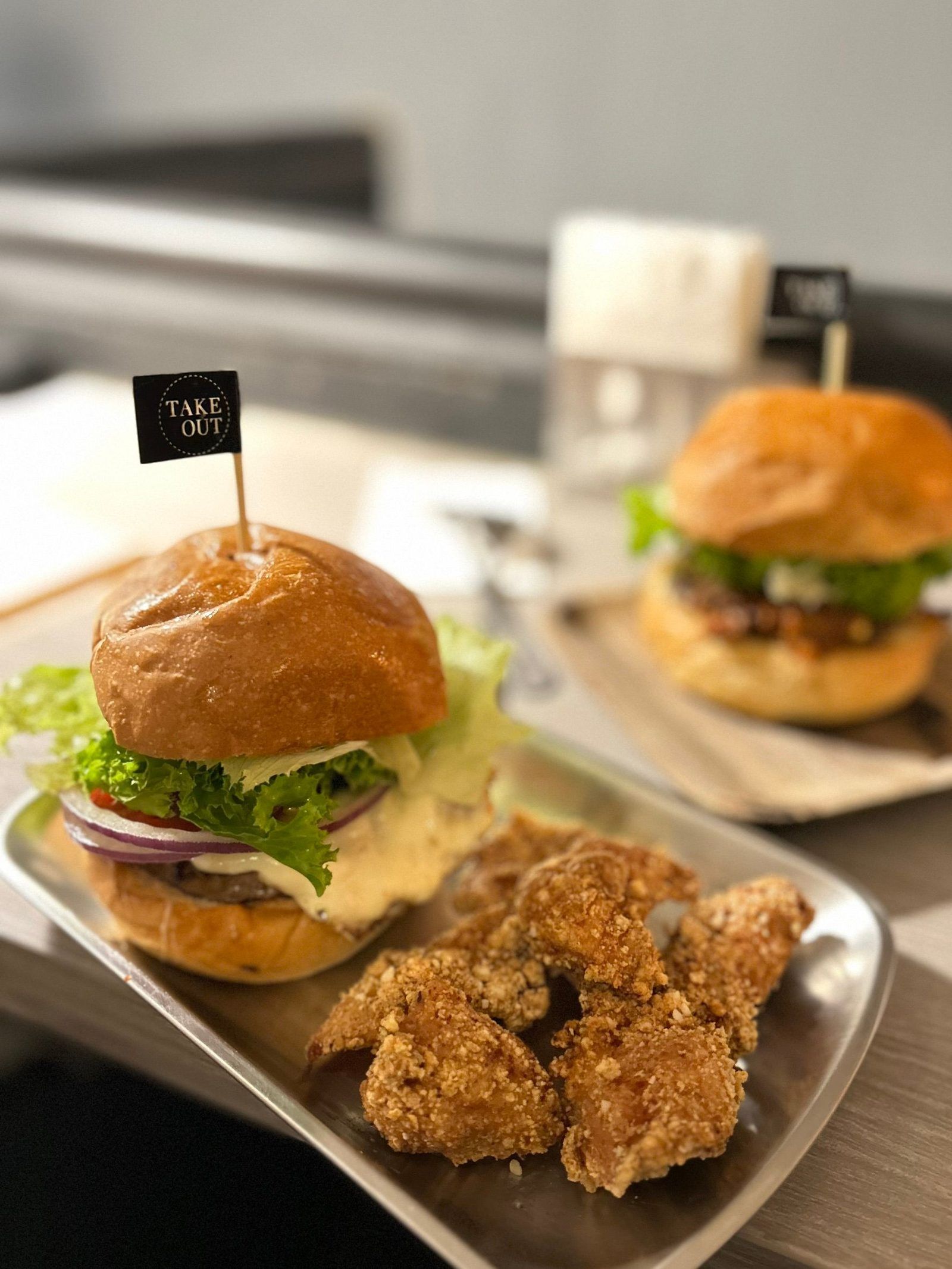 TakeOut Burger & Cafe——三隻店貓先到,漢堡讓你留下來