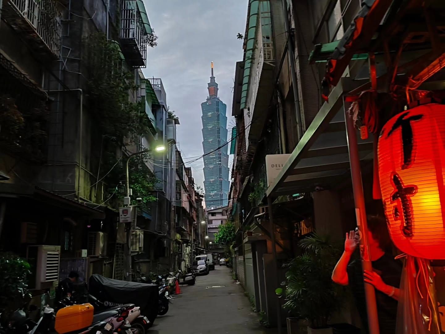 意外坐進偶像劇《我可能不會愛你》拍攝場景,可以看到101