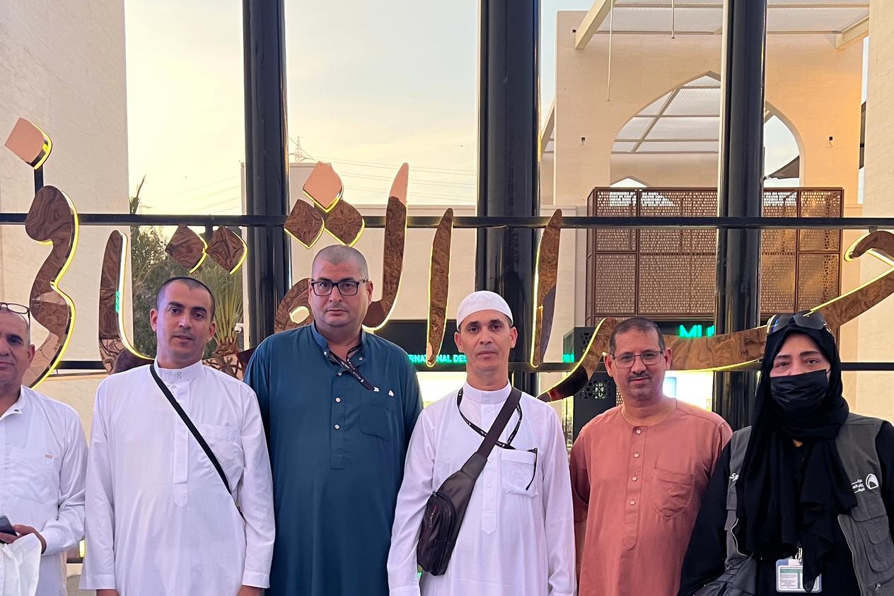 مرشد سياحي سعودي يرافق زوّاراً في جولة داخل المملكة