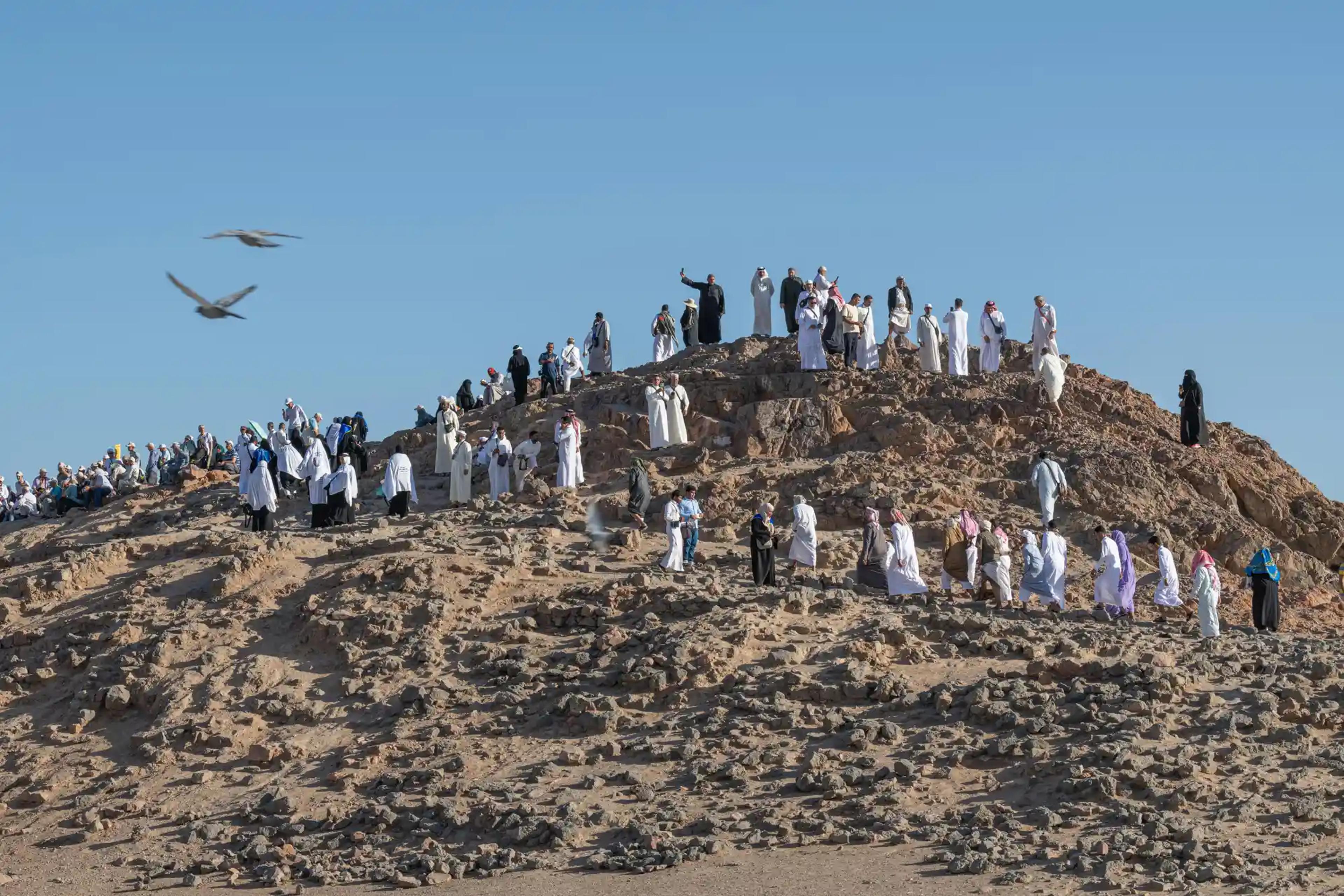 جولة في جبل احد ومقبرة الشهداء ومسجد علي بن أبي طالب