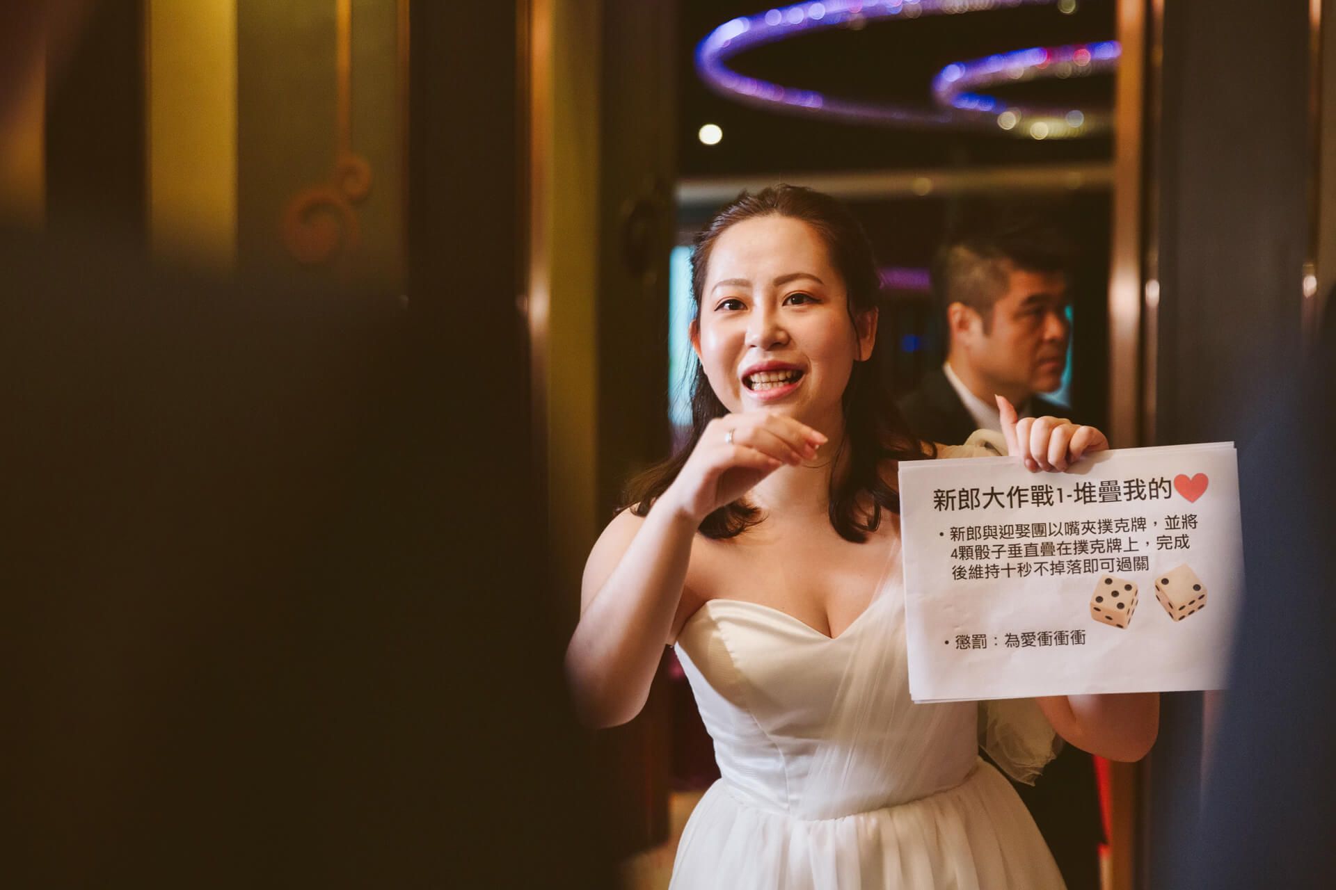 中和華漾大飯店婚禮紀錄：Johnson & Sunny 在璀璨水晶燈廳房下的摩登愛情故事